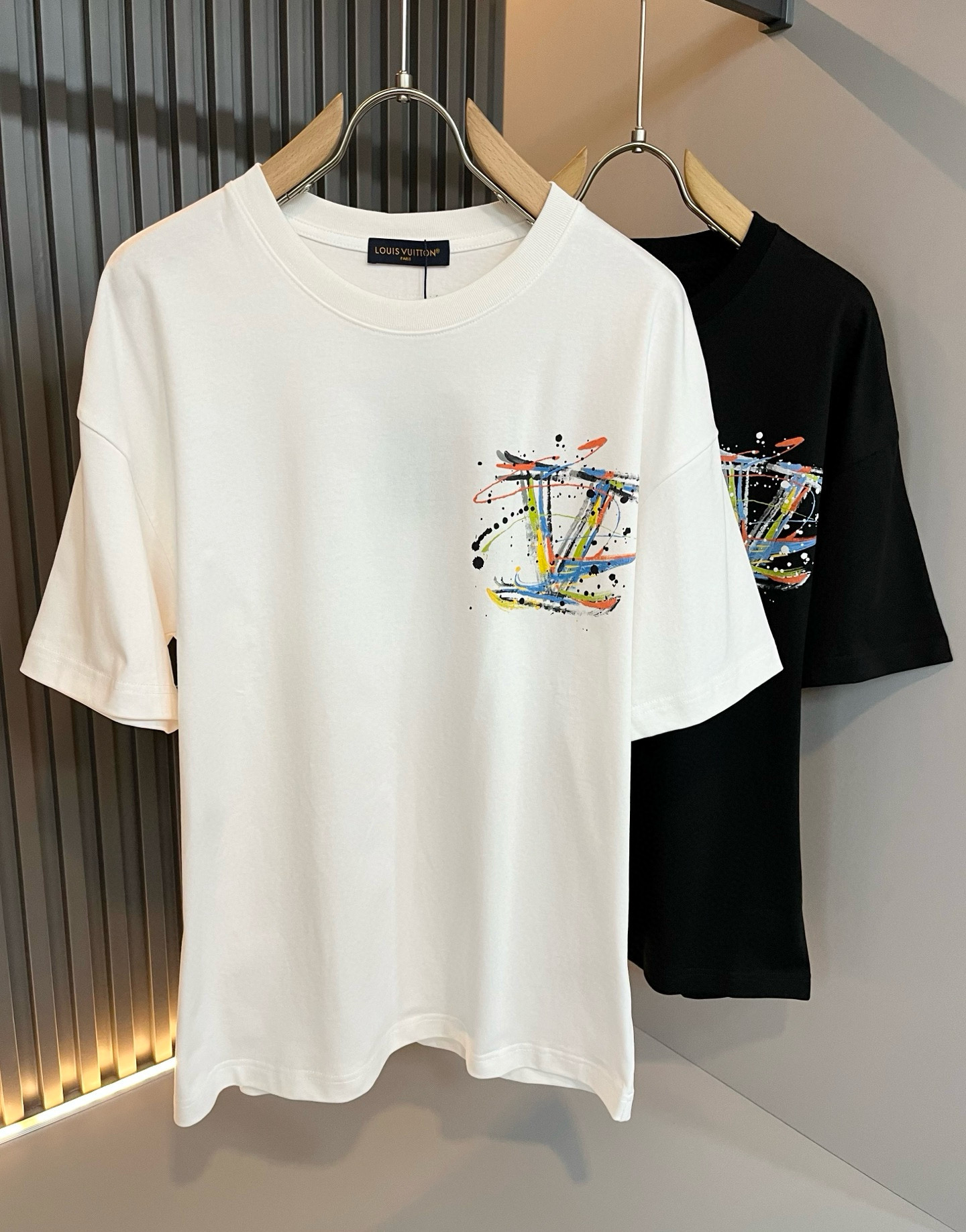 NO:470492,LouisVuitt*Louis*Deng The new series of spring and summer 2025 products are launched, a very fashionable and avant-garde short-sleeved T-shirt for men and women, with logo logo pattern printing technology modification!  Different from the past, it declares the design concept that has been passed down for many years in the brand!  Its eye-catchingness is no less than any classic style, perfectly presenting the fashionable, high-end and luxurious feeling in front of the world!  Made of imported cotton, the customer-supplied and imported cotton material is selected, with a high-quality 260g pure cotton fabric, which has a soft and soft touch, and the real thing is definitely beyond your imagination. It is extremely comfortable and breathable in close body. Even if you sweat profusely, you will not feel greasy or stuffy. It will bring sweating and moisture absorption to the extreme!  Size M-3XL, louis vuitton,louis vuitton,t-shirt,tees,t-shirt,alexander wang19860909LouisVuitt*路易*登 2025春夏全新系列单品上线,非常时髦前卫的一款男女同款短袖T恤,标识logo图案印花工艺修饰！区别于以往的不同,宣示品牌传承多年的设计理念！其吸睛度完全不亚于任何经典款式,将时髦高级感与奢华感完美呈现在世人眼前！客供进口全棉材质制成,精选优质260g纯棉面料,触感软糯亲肤细腻,实物到手绝对超乎你的想象,贴身无比舒适透气,即便是汗流浃背也不会有腻身及闷热感可言,将排汗吸湿性发挥到了极致！尺码M-3XL,,louis vuitton,louis vuitton,T-shirt,tees，t-shirt,alexander wang,Men's clothing