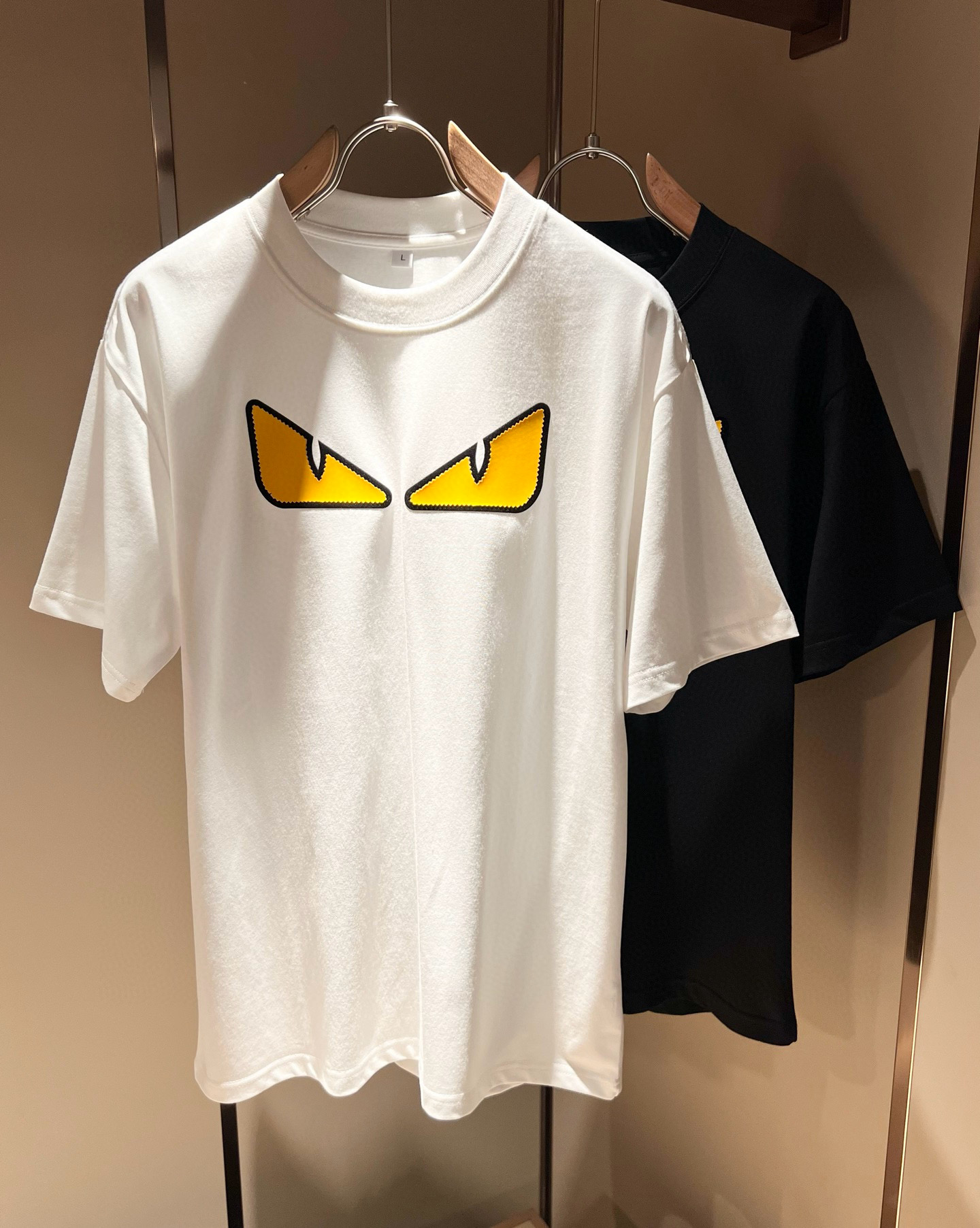 NO:470512,FEN*I FEN*Di's new spring and summer 2025 FD family FF men and women base shirt, versatile and simple short sleeves for men and women. Original Italian orders, popular FD family items, simple and pure colors. The FD family's enduring iconic products, high-quality products with full representation and full specifications, and high-quality products that all FD fans are worth buying!  Pure Yidian channel orders, high-end and popular products from the FD family, very popular items at the moment, and iconic letter logo pattern glue-on modification!  High-end goods worth keeping and giving away to others!  It is trendy and beautiful, with a full sense of trendy atmosphere, and has a very high level and specifications. It uses a very classic black and white color combination, giving people a strong visual impact and has a very high recognition. It is top-quality exclusive pure cotton fabric, created with a soft, delicate and comfortable touch, and has a very high-end and classy appearance!  Perfectly interprets the charm of the brand and leaves a deep impression. It is more fashionable and charming. It has simple, elegant and fashionable upper body, and is even more stressful for outfits!  The inner wear alone is very delicious and beautiful scenery that cannot be ignored!  Size M-4XL, fendi,dior,T-shirt,alexander wang19860909FEN*I 芬*迪2025春夏新款FD家族FF男女同款打底衫,男女同款百搭极简短袖.意大利原厂订单,FD家族人气单品,简约纯色系打造.FD家族经久不衰的标志性臻品,代表性十足,规格感十足的精品,所有FD粉丝都值得抢购的精品！纯正意代渠道订单,FD家族的高奢人气爆款产物,当下十分火爆的单品,标志性字母logo图案压胶修饰！值得自留和送人的高端货！新潮又好看,潮流气息感十足,档次规格感极高,并且采用十分经典的的黑白双色搭配,给人的视觉冲击感相当强烈,有着极高的辨识度,顶级专属纯棉面料,打造,触感柔软细腻舒适,品相相当高级有档次！完美诠释品牌魅力,给人留下深刻印象.更具时尚与韵味,上身简约大方时尚,对于穿搭更是毫无压力！单穿内搭都极有味道,不可忽视的靓丽风景线！ 尺码M-4XL,,fendi,dior,T-shirt,alexander wang,Men's clothing