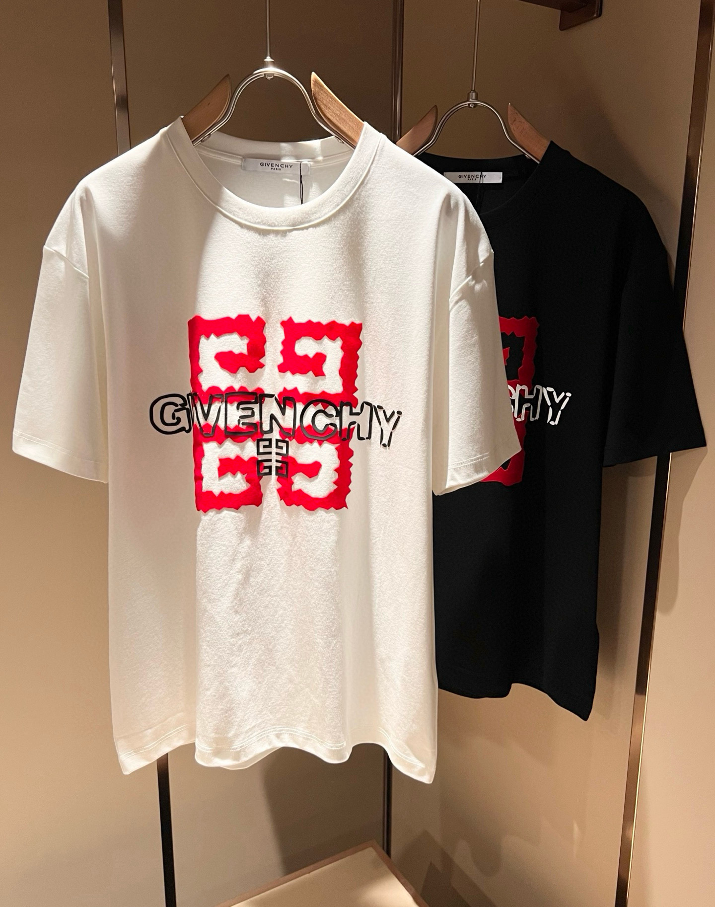 NO:470517,Giv*chy/Ji*xi's new short-sleeved T-shirt for men and women in spring and summer, the main creator has injected new fashion energy into fashion. By exploring various themes and sexy charm, it is highly recognizable and leads the new street fashion trend. This model is the exclusive outstanding design element of G's family, with a logo pattern velvet design!  Perfect fusion, clear and restored patterns, showing the elegant style of the brand. The original 260g pure cotton material is made of solid and high-end fabric, and the upper body can be easily controlled, showing the casual and fashionable charm. Size M-3XL, gucci, T-shirt, tees, t-shirt, alexander wang19860909Giv*chy/纪*希2025春夏新款男女同款短袖T恤,主创时尚注入了全新时尚能量.通过探索各种题材和性感魅力,极具辨识度,引领全新街头时尚潮流.该款是G家独家的出彩设计元素,设计标识logo图案压绒设计！完美融合,图案清晰还原度极高,彰显品牌优雅格调.选用原版260g纯棉材质,面料紧实高级,上身均可轻松驾驭,展现休闲自在时尚魅力.尺码M-3XL,,gucci,T-shirt,tees，t-shirt,alexander wang,Men's clothing