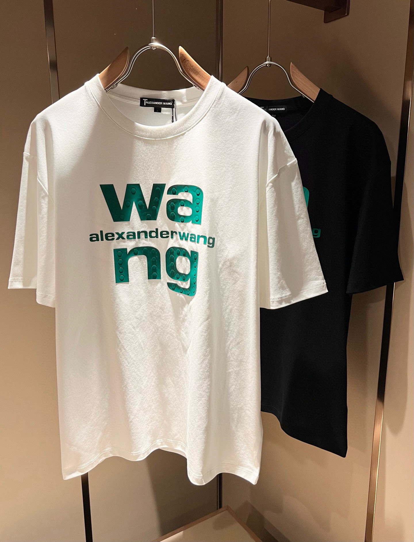 NO:470494,Alexander 2025 spring and summer short-sleeved T-shirt for men and women. Limited-time sale in Europe, heavyweight stunning items, official website on sale series. Weaving of luxury first-tier brands of royal fabric factories, original customized 260G pure cotton fabric!  The latest logo pattern design of the breast this quarter!  Continue the charm of classic design style!  It feels soft and comfortable, with no burden on your clothes, moisture absorption and breathability, full of quality, and is extremely versatile, both inside and outside, and is very outstanding!  Size M- 3XL, T-shirt,tees,t-shirt,alexander wang19860909Alexander 亚历*大2025春夏款男女同款短袖T恤.欧洲区域限定发售,重磅级尤物单品,官网在售系列.奢侈一线大牌的御用面料厂织造,原版定制260G纯棉面料！胸口这一季度最新压胶字母logo图案设计！延续经典设计风格魅力！手感柔软 舒适,穿着无累赘感,吸湿透气,品质感十足,极为百搭系无论内搭还是外穿都非常出彩！尺码M- 3XL,,T-shirt,tees，t-shirt,alexander wang,Men's clothing