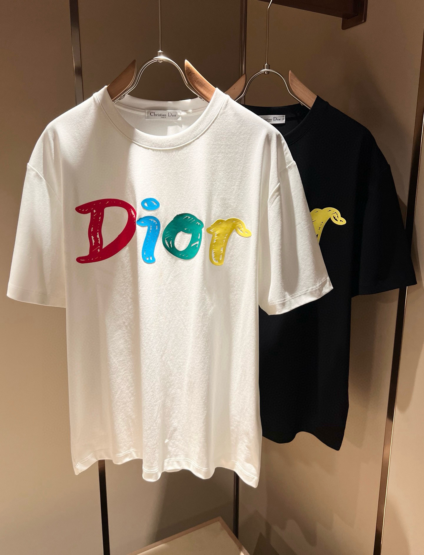 NO:470508,Dio*Dijia 2025 spring and summer new short-sleeved T-shirt for men and women, and the counter is available at the same time!  Customized exclusive 260g pure cotton fabric, customized original craft threads, chest logo pattern printing craft design!  Simple and generous, calm and versatile, extremely high-end, perfectly integrated with fashion and style, a top fashionable style that perfectly suits the outside wear!  The overall feeling is natural!  The ultimate classic versatile short-sleeved T-shirt adopts the latest three-dimensional letter logo embossed elements design!  The ultimate perfection of heavy industry!  Fans who pursue high quality are please buy them by themselves, and all fans who know the goods are invited to appreciate this model together!  !  Color black white Size M-3XL,,dior,dior,T-shirt,tees,t-shirt,alexander wang19860909Dio*迪家 2025春夏新款男女同款短袖T恤,专柜同步发售！定制专属260克纯棉面料,定制原版工艺螺纹,胸前logo图案印花工艺设计！简约大方,从容百搭,档次极高,完美融入时尚还有风情感一款完美符合外穿的顶尖时髦气质款！整体给人浑然天成的感觉！极致经典的百搭型短袖T恤,采用最新的立体字母logo压胶元素设计！极致的重工极致的完美！追求高品质的粉丝们请自行抢购,诚邀所有识货的粉丝一同鉴赏此款！！颜色黑色 白色 尺码M-3XL,,dior,dior,T-shirt,tees，t-shirt,alexander wang,Men's clothing