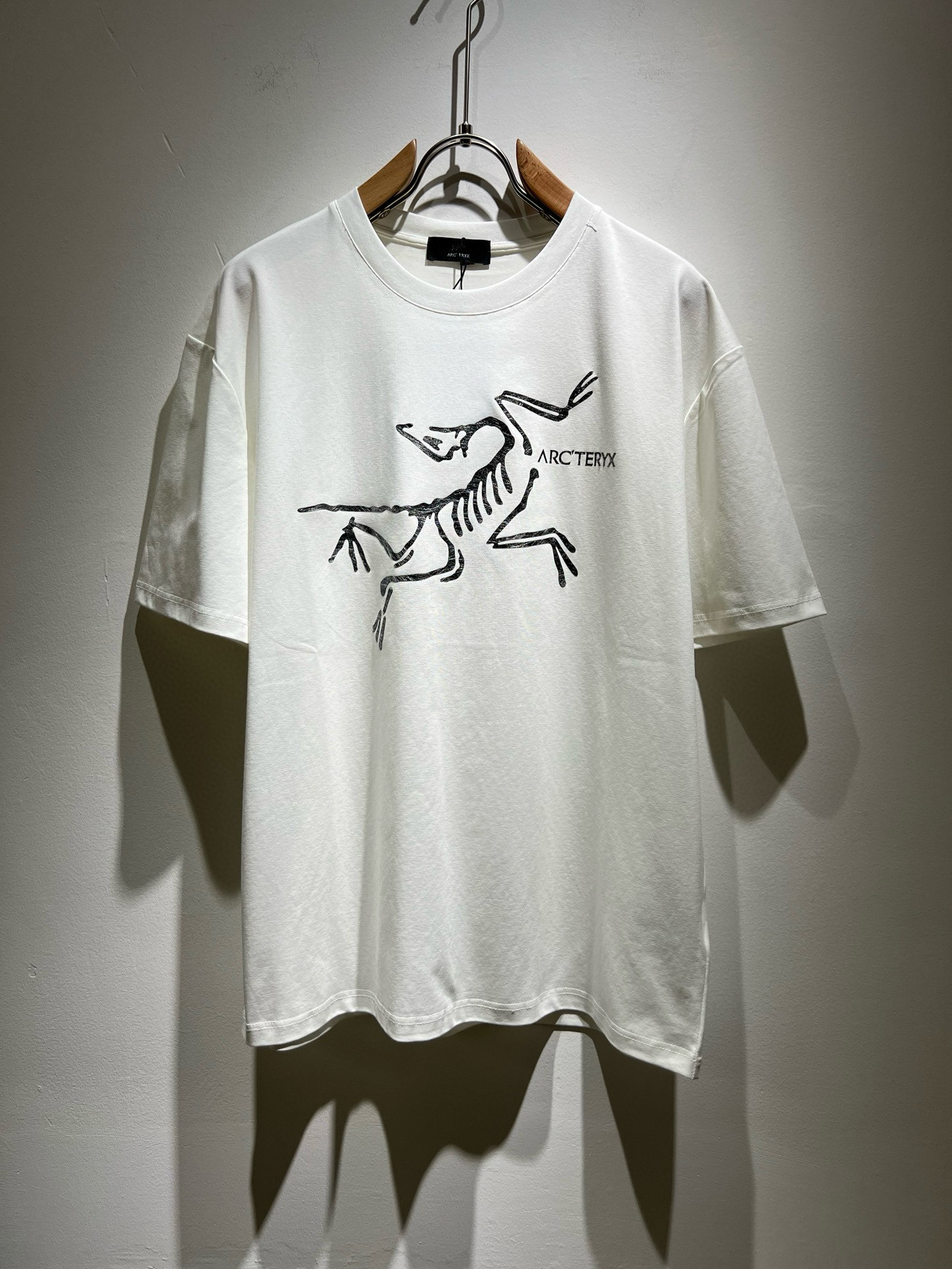 NO:470520,ARCTER*X Original Archaeological Bird 2025 spring and summer new short-sleeved T-shirt outdoor brands for men and women, perhaps the first thing that comes to mind is Canadian goose and Archaeological Bird. It gives people a feeling of trying out the label!  In addition to being quite accomplished in style design, the most obvious or most expert should be to have deeper and unique insights and attainments in fabrics. Through continuous structural research and problem-solving, and characterized by unique research on fabrics, these alone are enough to support it to become the first new logo brand image in the clothing manufacturing industry. This model uses air cotton material!  The fabric after the seiko blending feels smooth and soft, and it has both natural beauty and comfort. The large body style is cut cleanly and cleanly, and the fabric shows a different hazy structural beauty. It is made of exclusive mold customization. The fabric and its technology test the workers, can be smooth and smooth without wrinkles!  Logo logo pattern printing craft design!  It really tests the handmade work of every master!  It makes the whole clean and neat, without leaving any thread. Now men who pursue life are more refined in life!  Size M-3XL, arc'teryx, T-shirt,tees, t-shirt,alexander wang19860909ARCTER*X始*祖鸟 2025春夏新款男女同款短袖T恤户外品牌可能大家第一想到的就是加拿大鹅、始祖鸟.给人一种标签试的感觉！除了在款式设计上颇有造诣之外,最明显或者说最为拿手的,应该就是在面料上的拥有更深独特见解跟造诣了.通过不断地结构研究和问题处理,在以面料独特研究为特征,仅凭这些就已经足以支撑其成为服装制造行业中,首屈可数的新标志品牌形象.此款采用的空气棉材质！通过精工混纺之后的面料,手感细滑柔软,同时兼具自然美感跟舒适度.大身上版型裁剪简洁干净,面料上显现出了不一样朦胧的结构性美感来.独家开模定制而成,面料及其考验工人的技术,能做到平整服帖又不起皱！标志logo图案印花工艺设计！真的是很考验每位师傅的手工制作！使得整体干净利索,不留一丝线头.现在对于生活有所追求的男性也在生活中更为精致！尺码M-3XL,arc'teryx,T-shirt,tees，t-shirt,alexander wang,Men's clothing