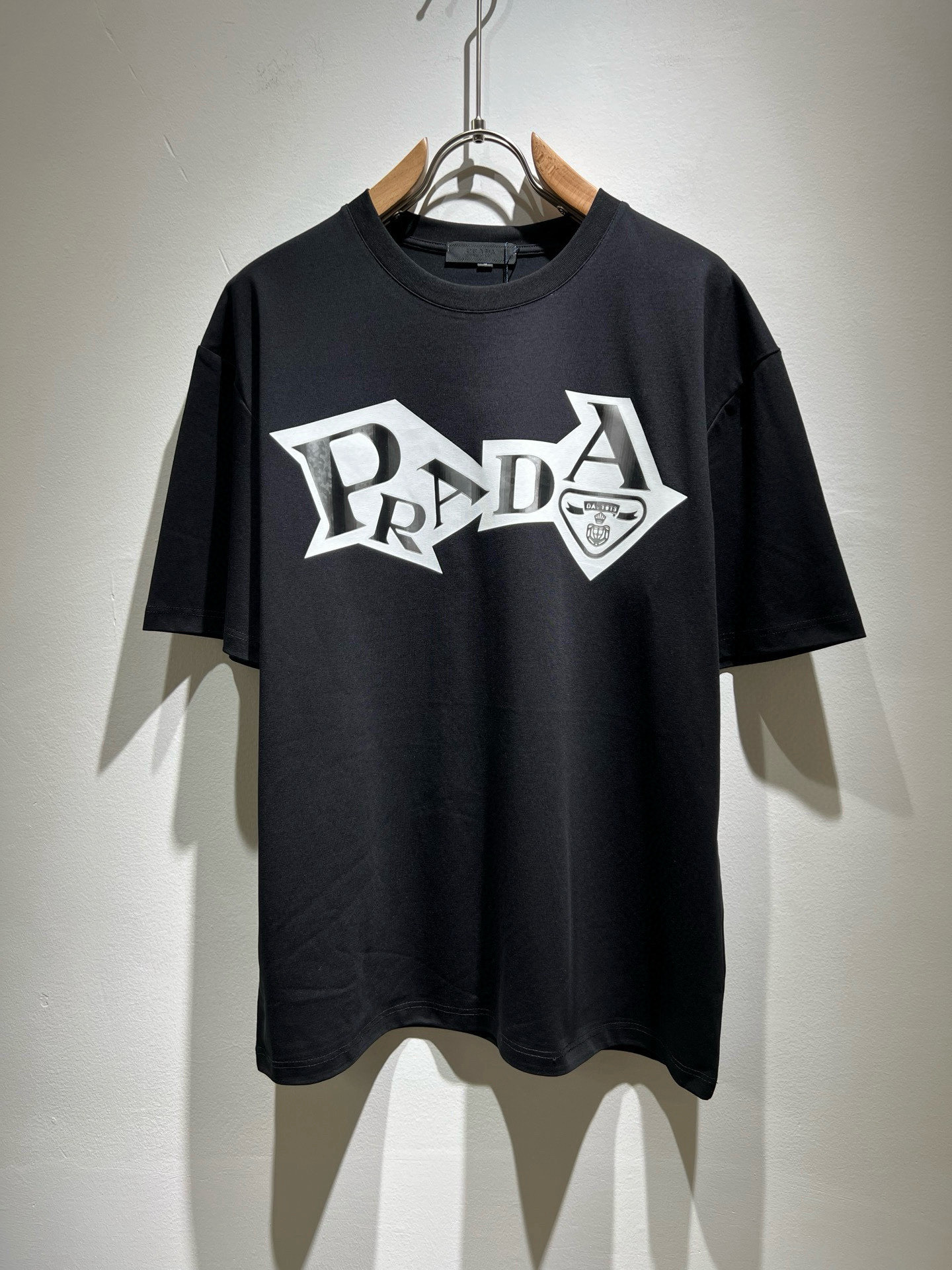 NO:470533,PRAD*A Pu*da 2025 spring and summer new short-sleeved T-shirt for men and women, the latest model is exclusively available on the entire network!  !  ~ It is classic and fashionable and versatile, who doesn’t like it? It will show the classic again. It is very pleasing to the eye and comes with a low luxury halo and recognition!  Pr*da's traditional brand concept and modern advanced technology are perfectly combined. Coupled with the extremely modern and simple design, P's exclusive logo pattern offset printing design!  Customized 100% imported pure cotton fabric!  The texture of this model is quite touching, the specifications and grades are known with tentacles. The degree of delicateness and breathability are top-notch!  Size M-3XL, prada, T-shirt,tees, t-shirt,alexander wang19860909PRAD*A普*达2025春夏新款男女同款短袖T恤,最新款全网独家首上！！~既经典有时尚百搭,谁不爱啊,将经典再次展现,非常的耐看,自带低奢光环与辨识度！Pr*da传统的品牌理念和现代化的先进技术进行了完美结合.加上极其现代摩登风范的简约设计,p家专属logo图案压胶印花设计！定制百分百进口纯棉面料！此款的质感相当感人 触手便知规格档次 细腻程度与透气效果堪称顶级！尺码M-3XL,,prada,T-shirt,tees，t-shirt,alexander wang,Men's clothing