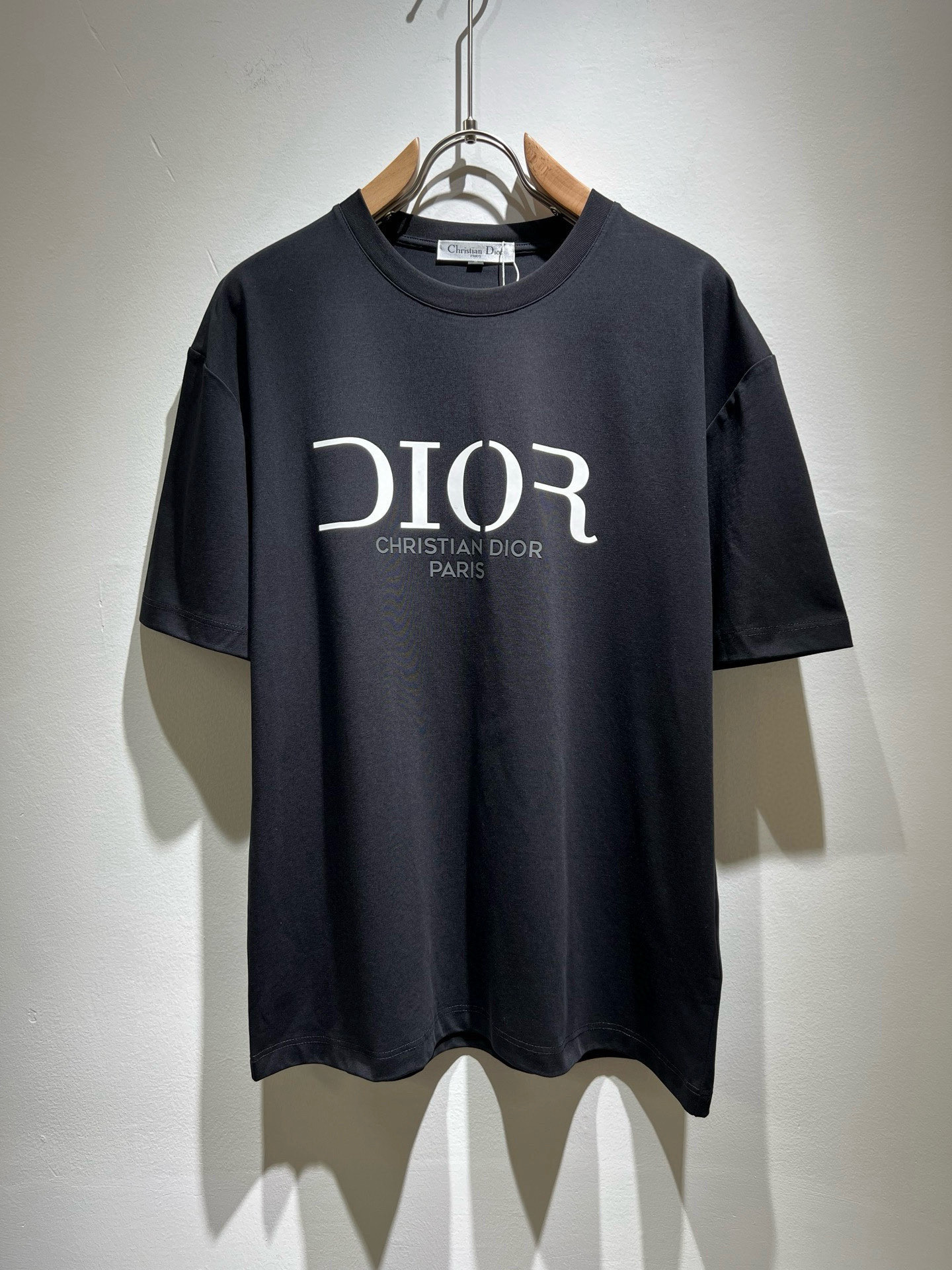 NO:470547,Dio*Dijia 2025 spring and summer new short-sleeved T-shirt for men and women, and the counter is available at the same time!  Customized exclusive 260g pure cotton fabric, customized original craft threads, chest logo pattern printing craft design!  Simple and generous, calm and versatile, extremely high-end, perfectly integrated with fashion and style, a top fashionable style that perfectly suits the outside wear!  The overall feeling is natural!  The ultimate classic versatile short-sleeved T-shirt adopts the latest three-dimensional letter logo embossed elements design!  The ultimate perfection of heavy industry!  Fans who pursue high quality are please buy them by themselves, and all fans who know the goods are invited to appreciate this model together!  !  Color black white Size M-3XL,,dior,dior,T-shirt,tees,t-shirt,alexander wang19860909Dio*迪家 2025春夏新款男女同款短袖T恤,专柜同步发售！定制专属260克纯棉面料,定制原版工艺螺纹,胸前logo图案印花工艺设计！简约大方,从容百搭,档次极高,完美融入时尚还有风情感一款完美符合外穿的顶尖时髦气质款！整体给人浑然天成的感觉！极致经典的百搭型短袖T恤,采用最新的立体字母logo压胶元素设计！极致的重工极致的完美！追求高品质的粉丝们请自行抢购,诚邀所有识货的粉丝一同鉴赏此款！！颜色黑色 白色 尺码M-3XL,,dior,dior,T-shirt,tees，t-shirt,alexander wang,Men's clothing