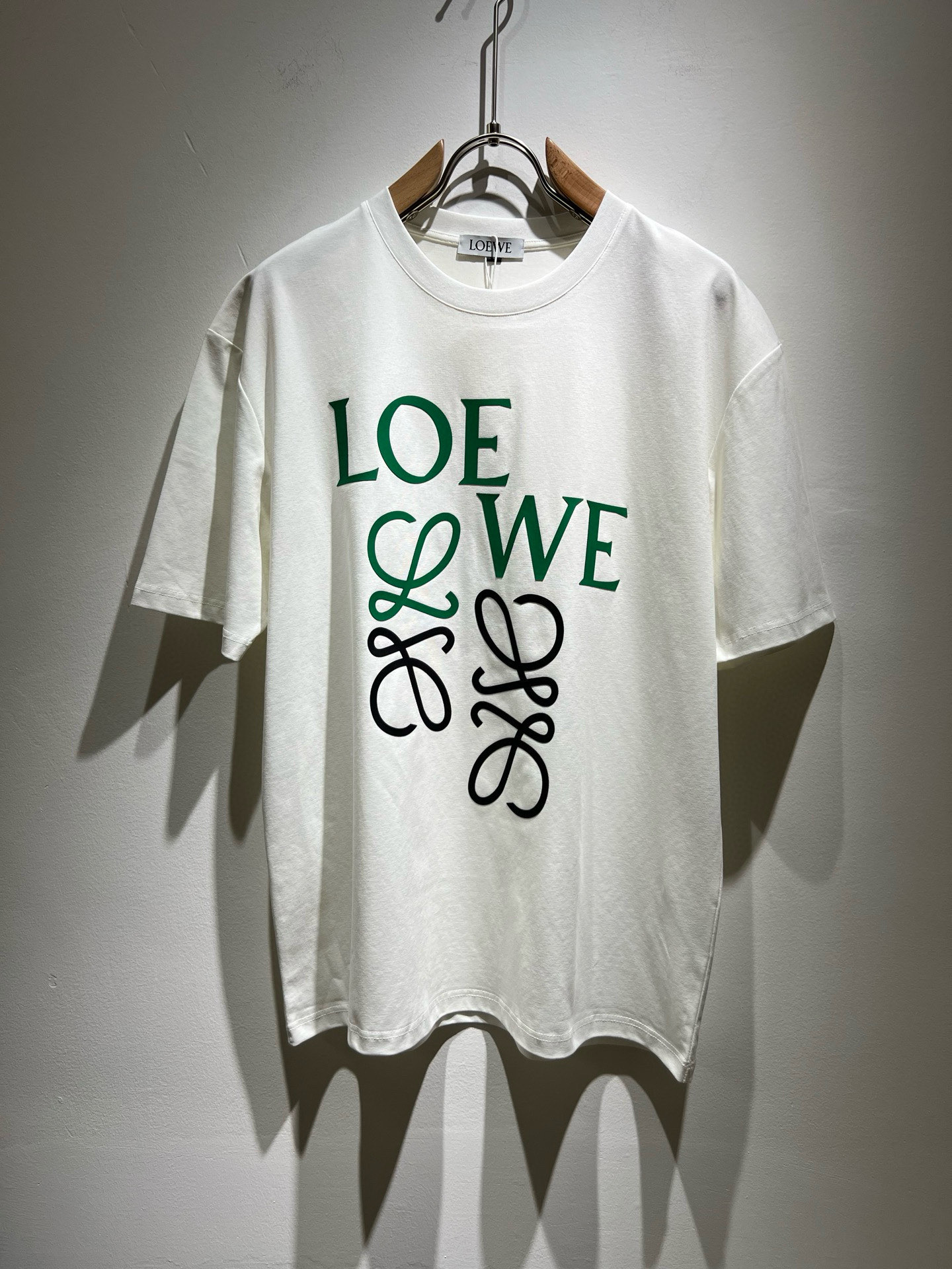 NO:470569,LOE*WE Luo*We 2025 spring and summer new short-sleeved T-shirt for men and women, original Italian order channel, very personalized and high-end style, logo pattern offset printing technology design!  Couple pure cotton short-sleeved T-shirt!  !  The latest fashion trends and popular products are here, and it is another simple and high-end fashion item. It is a fashion product with very high-end outfit charm. It is a must-have item for fashion trends!  Original Italian manufacturer channels, special-level orders, and released at the same time as Hong Kong, Macao and Taiwan buyers. This model is also the latest popular product of Luo Yiweijia this year and the most classic product. Its specifications and grades are beyond doubt!  !  The choice is very diverse, and it can be said that this model naturally has a fresh and natural feeling, showing the brand charm and high-end feeling. The texture of this model is very good, and the heavy weight and brilliant skin-friendliness that can be seen with hands are even better, and it is a complete enjoyment of wearing!  !  Size: M-3XL, loewe, loewe, T-shirt,tees, t-shirt,alexander wang19860909LOE*WE罗*威 2025春夏新款男女同款短袖T恤,意大利原厂订单渠道,极具个性高级风,标志logo图案压胶印花工艺设计！情侣款纯棉短袖T恤！！最新时尚潮流人气产物驾到,又是一款简约高级的时尚单品,穿搭魅力十分高级不俗的时尚产物 ,时尚潮流必备单品！意大利原厂渠道,特供级别订单,同步港澳台买手店发布,此款也是罗意威家今年的最新人气产物,也是最经典的产物,其规格跟档次更是毋庸置疑！！ 选择极具多样化,言而喻此款自然具备那种清新自然的感觉,彰显品牌魅力与高级感,此款的质感十分的到位,用手可以感知的重磅跟出彩亲肤程度更是上佳,十足的穿着享受！！尺码: M-3XL,,loewe,loewe,T-shirt,tees，t-shirt,alexander wang,Men's clothing