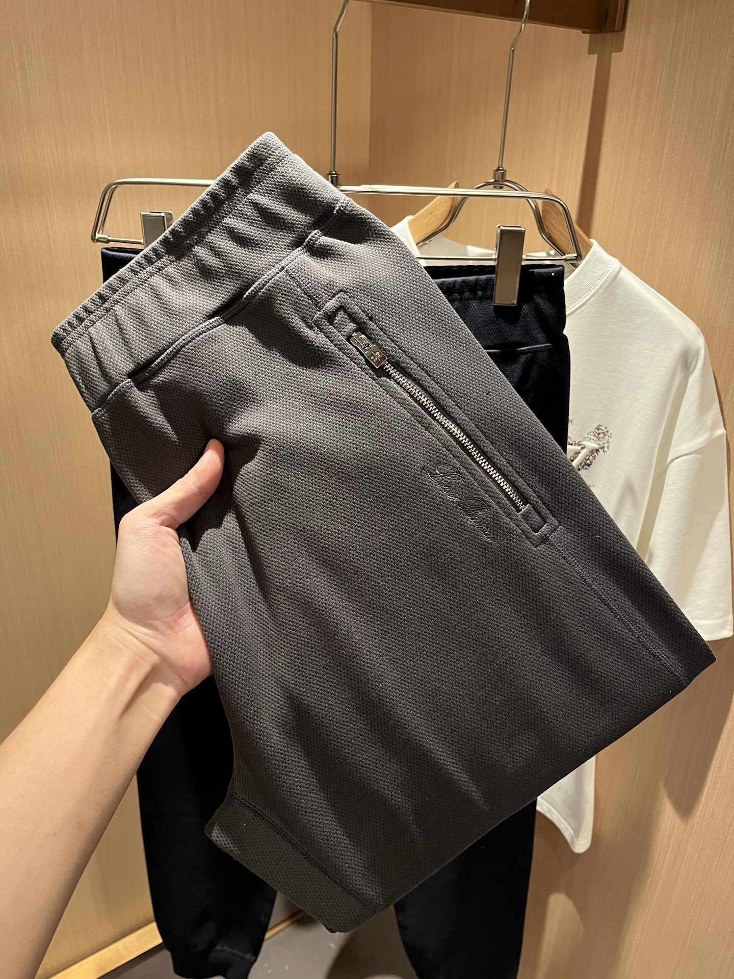 NO:486758,Loro Piana Nouyou Pianya Spring and summer new men's casual pants, the latest trade orders and all the quality!  !  Internet celebrity style!  The upper body is comfortable and breathable, not stiff, and the overall three-dimensional feeling is rich. Quality export orders, customized exclusive pure cotton fabric tailoring to meet the simple needs of commuters for dressing. The upper body is very effective, slim and not picky about the figure. The fabric workmanship... Improper, only good craftsmanship can make you feel good and tasteful. A must-have item for everyone!  Size M-3XL, loro piana, alexander wang19860909Loro Piana诺悠翩雅 春夏新品男士休闲裤,最新的贸易订单全品相！！网红款！上身舒适透气,不僵硬,整体有着丰富的立体感,品质出口订单,定制专属纯棉面料剪裁,满足通勤人们对于着装的简约需求,上身效果很好,显瘦,不挑剔身材.面料做工....无可挑剔,好工艺好面料才能穿出好品味一款,人手必备单品！尺码M-3XL,,loro piana,alexander wang,Men's clothing