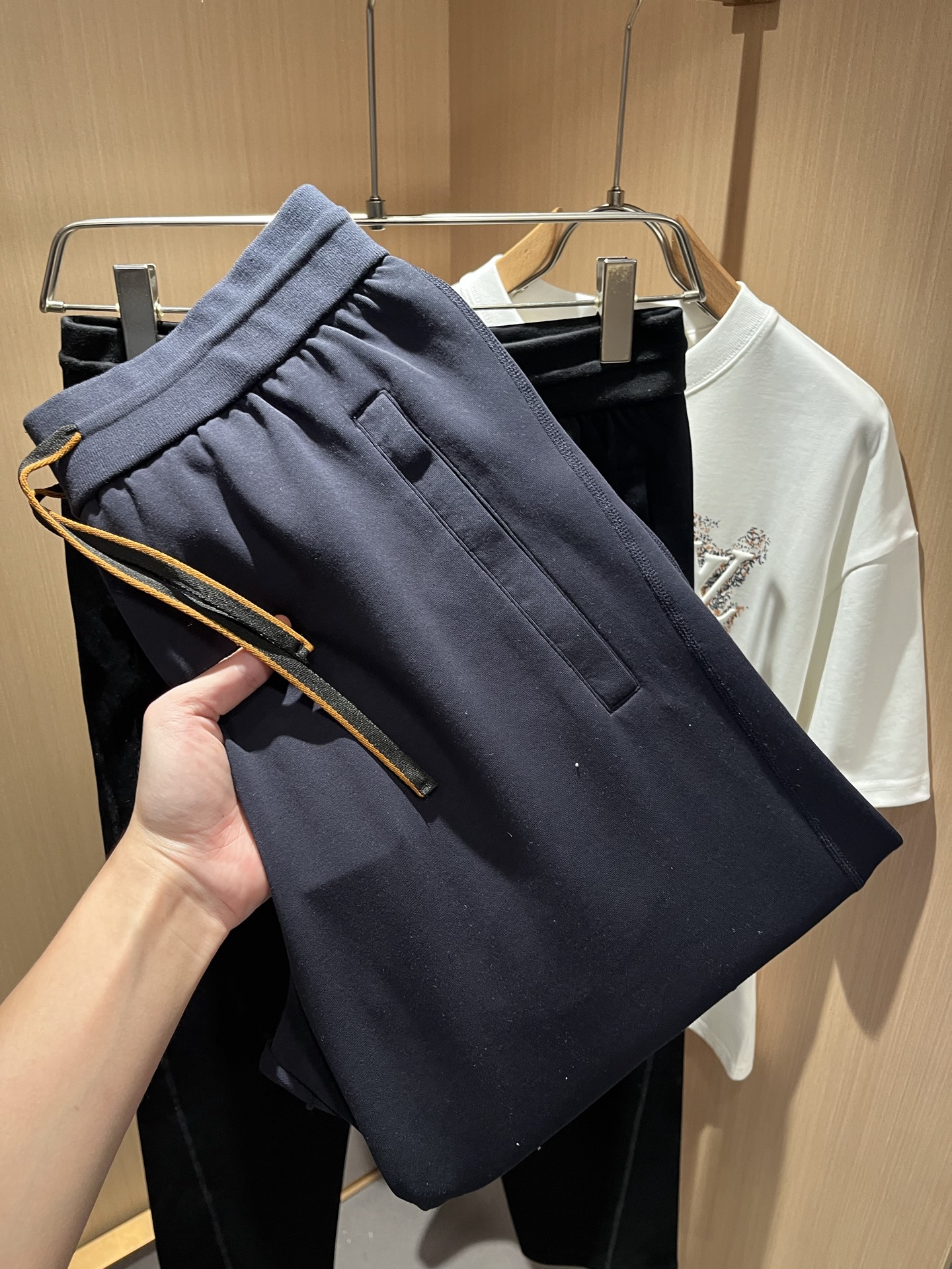 NO:486745,Loro Piana Nouyou Pianya Spring and summer new men's casual pants, the latest trade orders and all the quality!  !  Internet celebrity style!  The upper body is comfortable and breathable, not stiff, and the overall three-dimensional feeling is rich. Quality export orders, customized exclusive pure cotton fabric tailoring to meet the simple needs of commuters for dressing. The upper body is very effective, slim and not picky about the figure. The fabric workmanship... Improper, only good craftsmanship can make you feel good and tasteful. A must-have item for everyone!  Size M-3XL, loro piana, alexander wang19860909Loro Piana诺悠翩雅 春夏新品男士休闲裤,最新的贸易订单全品相！！网红款！上身舒适透气,不僵硬,整体有着丰富的立体感,品质出口订单,定制专属纯棉面料剪裁,满足通勤人们对于着装的简约需求,上身效果很好,显瘦,不挑剔身材.面料做工....无可挑剔,好工艺好面料才能穿出好品味一款,人手必备单品！尺码M-3XL,,loro piana,alexander wang,Men's clothing