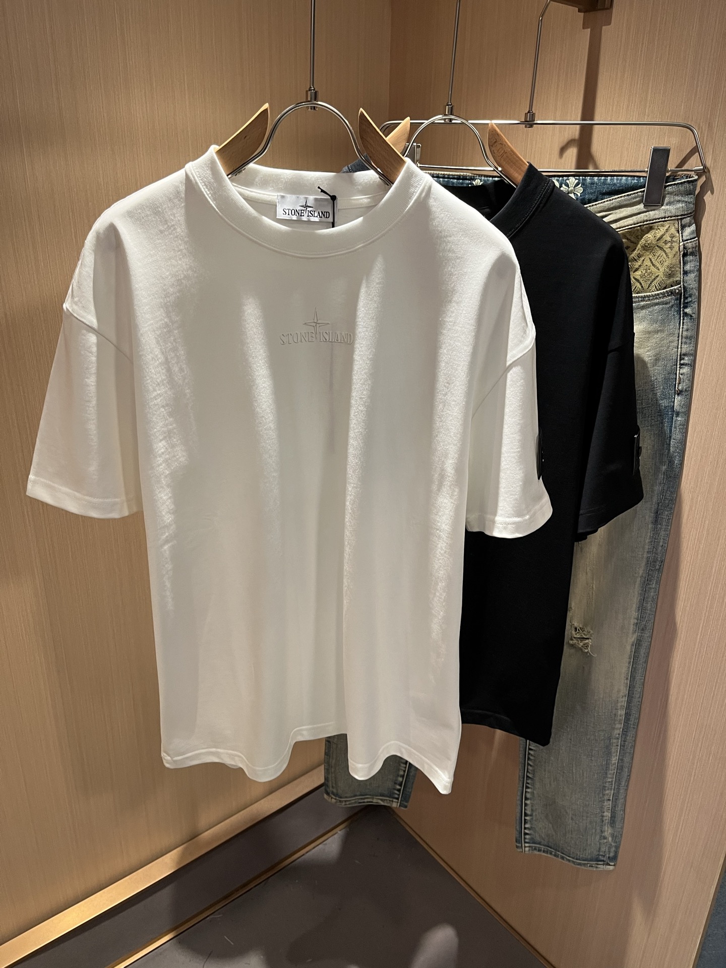 NO:486769,Stone Island is a new short-sleeved T-shirt for men and women in spring and summer. The main creator has injected new fashion energy into fashion. By exploring various themes and sexy charm, it is highly recognizable and leads the new street fashion trend. This model is an exclusive and outstanding design element, with a logo pattern velvet design!  Perfect fusion, clear and restored patterns, showing the elegant style of the brand. The original 260g pure cotton material is made of solid and high-end fabric, and the upper body can be easily controlled, showing the casual and fashionable charm. Size M-3XL, T-shirt,tees, t-shirt, alexander wang19860909StoneIsland 石头岛 春夏新款男女同款短袖T恤,主创时尚注入了全新时尚能量.通过探索各种题材和性感魅力,极具辨识度,引领全新街头时尚潮流.该款是独家的出彩设计元素,设计标识logo图案压绒设计！完美融合,图案清晰还原度极高,彰显品牌优雅格调.选用原版260g纯棉材质,面料紧实高级,上身均可轻松驾驭,展现休闲自在时尚魅力.尺码M-3XL,,T-shirt,tees，t-shirt,alexander wang,Men's clothing