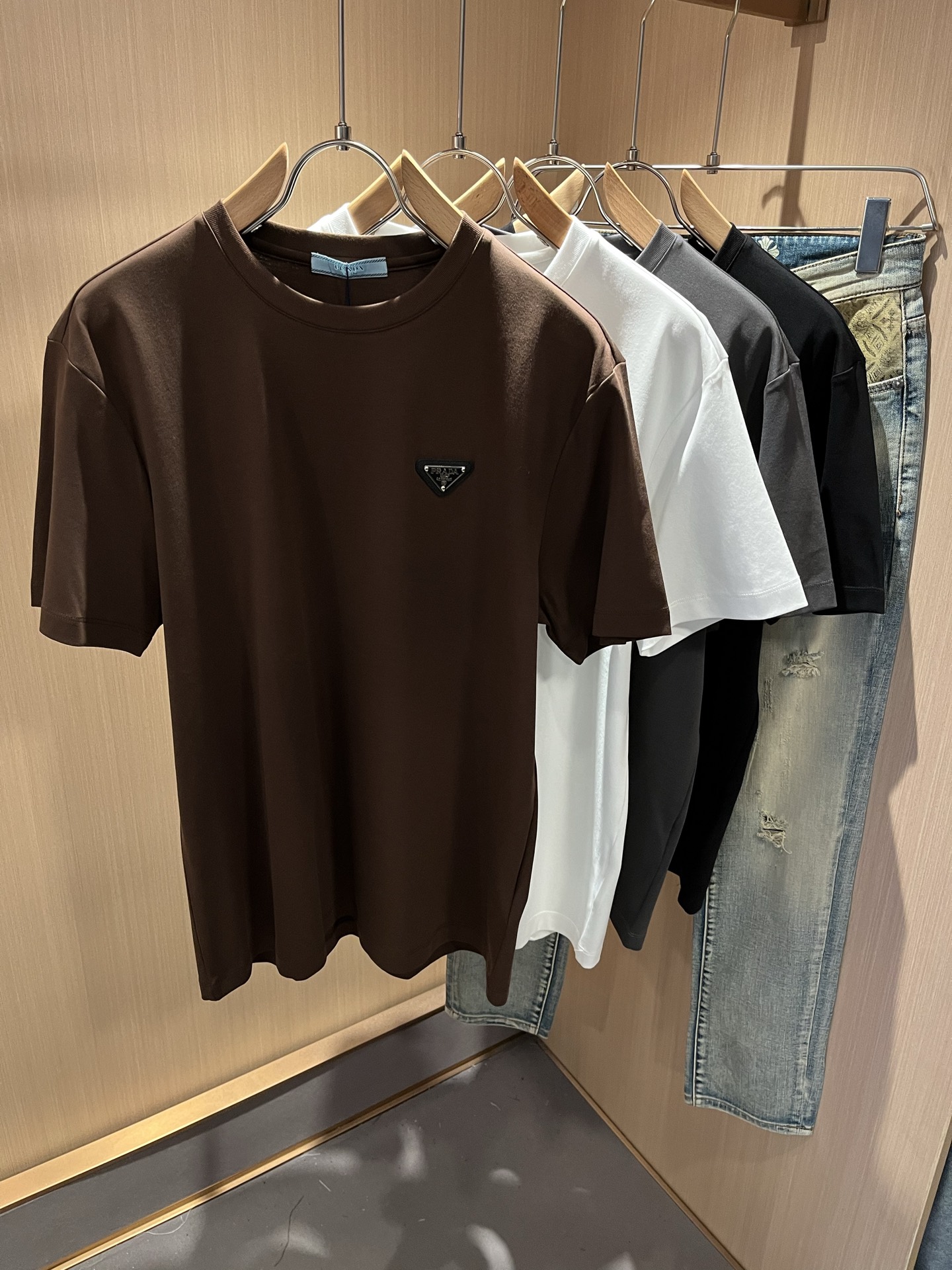 NO:486759,PRAD*A Pu*da spring and summer new short-sleeved T-shirt for men and women, the latest model is exclusively available on the entire network!  !  ~ It is classic and fashionable and versatile, who doesn’t like it? It will show the classic again. It is very pleasing to the eye and comes with a low luxury halo and recognition!  Pr*da's traditional brand concept and modern advanced technology are perfectly combined. Coupled with the extremely modern and simple design, the P-family exclusive logo pattern badge design!  Customized 100% imported pure cotton fabric!  The texture of this model is quite touching, the specifications and grades are known with tentacles. The degree of delicateness and breathability are top-notch!  Size M-4XL, prada, T-shirt,tees, t-shirt,alexander wang19860909PRAD*A普*达春夏新款男女同款短袖T恤,最新款全网独家首上！！~既经典有时尚百搭,谁不爱啊,将经典再次展现,非常的耐看,自带低奢光环与辨识度！Pr*da传统的品牌理念和现代化的先进技术进行了完美结合.加上极其现代摩登风范的简约设计,p家专属logo图案徽章设计！定制百分百进口纯棉面料！此款的质感相当感人 触手便知规格档次 细腻程度与透气效果堪称顶级！尺码M-4XL,,prada,T-shirt,tees，t-shirt,alexander wang,Men's clothing