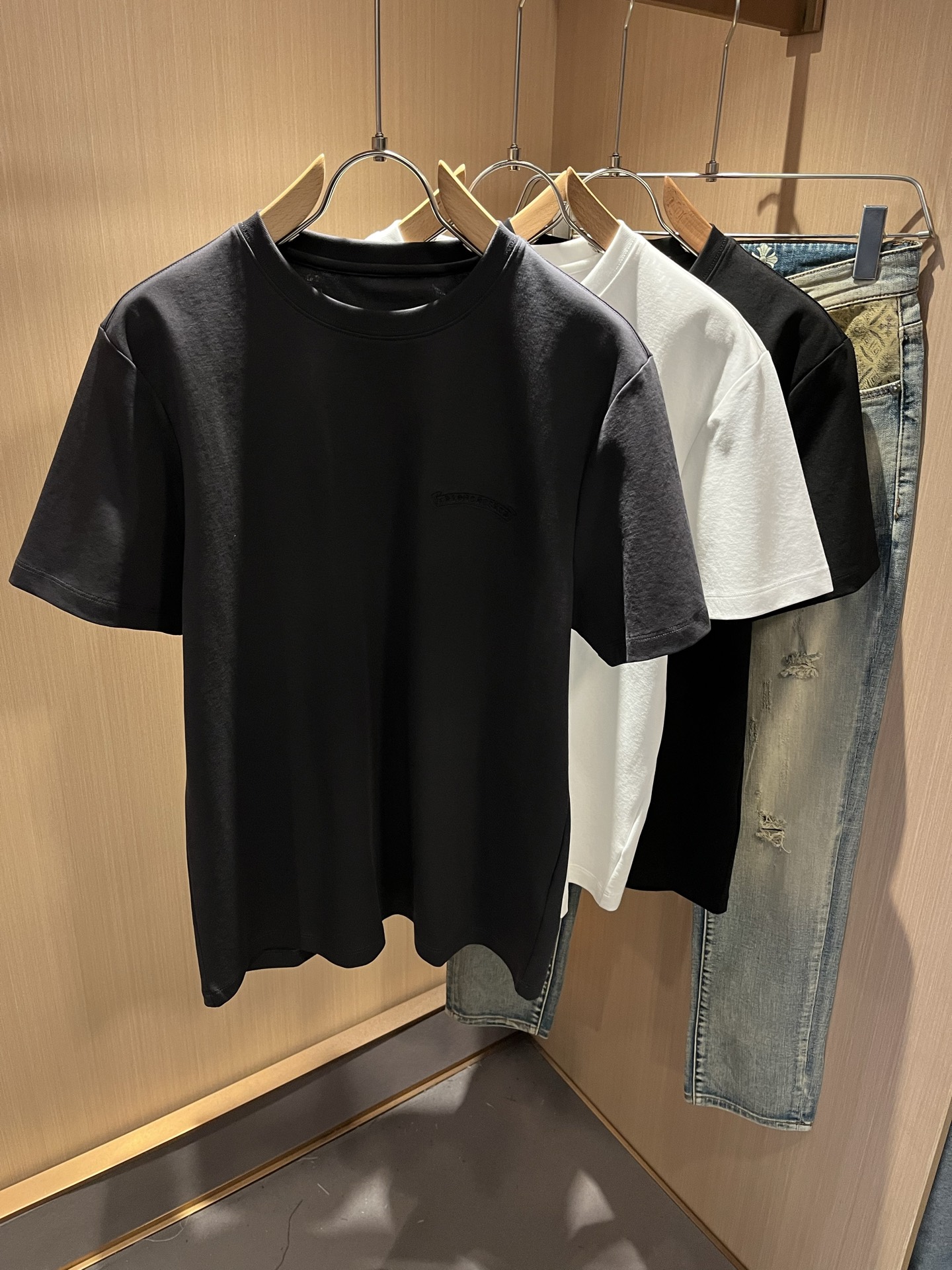 NO:486635,Chrome Hear*s New Spring and Summer Products for Men and Women's Same Model for Men and Women, Recommended for Cracked Wall!  The fashionable and arrogant Chrome Hear*s is favored by the whole world. SS is a hot topic, with classic short-sleeved T-sleeved T-sleeved front and back logo embroidery design!  Full of fashionable luxury style, exuding a charming sense of art!  Large and lazy, high-end exclusive wash water pure cotton material for customer supply!  Super comfortable upper body!  Large oversized shoulder-falling!  Men and women are the same style!  Size M-4XL, chrome hearts, T-shirt,tees, t-shirt,alexander wang19860909Chrome Hear*s 克*心 春夏新品男女同款克*心短袖T恤,墙裂推荐！时尚傲娇的Chrome Hear*s,被全世界宠幸着.SS引爆款,经典克*心元素断绝短袖T,前后logo刺绣设计！充满了时尚的奢华风,散发着迷人的艺术感！宽大慵懒,客供高端专属洗水纯棉材质！上身超级舒适！大廓形大落肩！男女同款入！尺码M-4XL,,chrome hearts,T-shirt,tees，t-shirt,alexander wang,Men's clothing