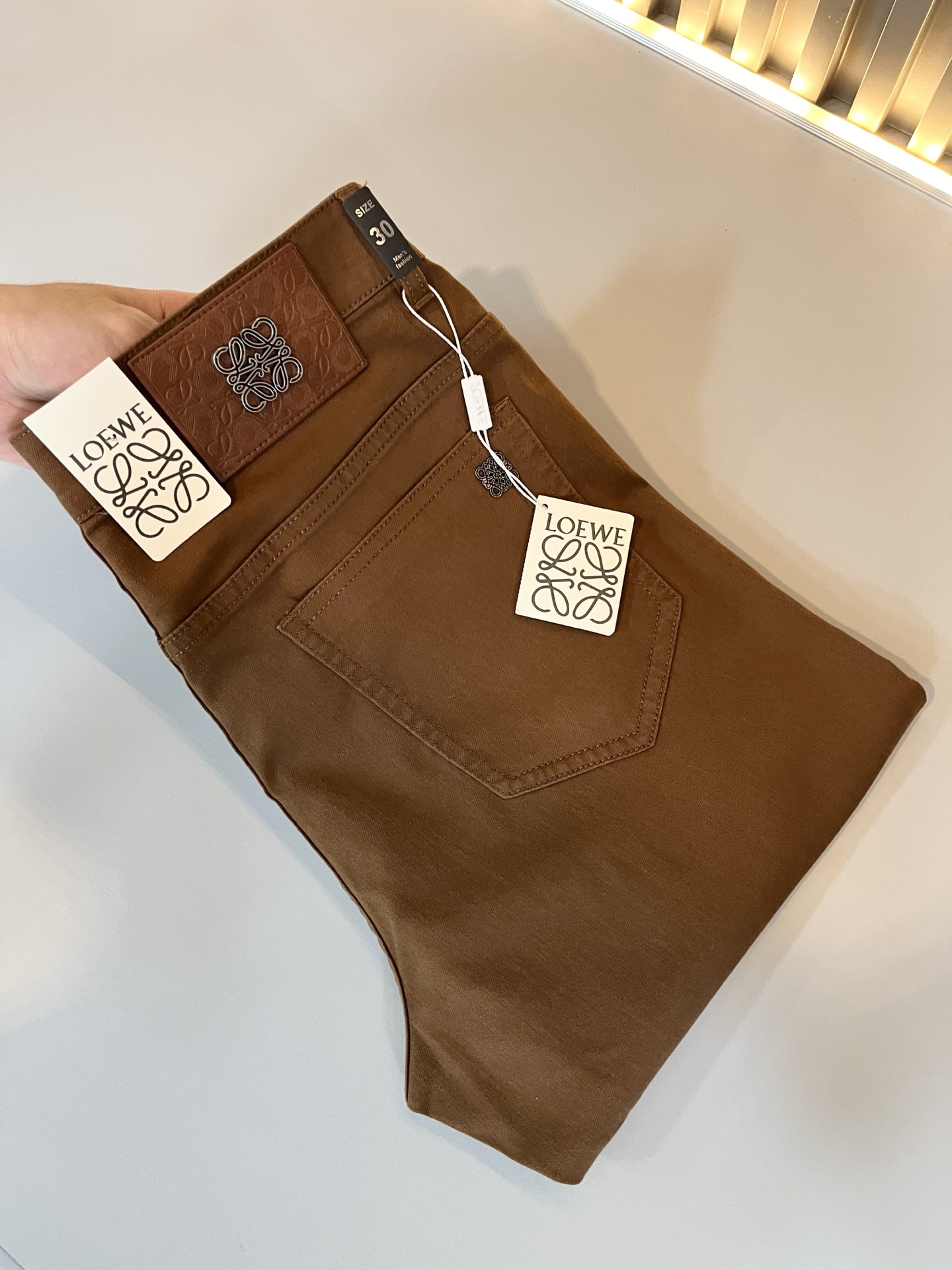 NO:497667,LO*WE/Luo*We 2025 spring and summer new men's fashion high-end casual pants, Hong Kong foreign business channel products, original Japanese products, pure blood quality, perfectly continues the essence and genes of LOE*'s home. From the main fabric to the detailed craftsmanship, all show the ingenuity of quality, use multiple brand elements to interpret, and choose precious cowhide material to build a logo waist brand leather design!  Identity manifestation that belongs to the soul!  Customer-supplied high-end imported pure cotton fabrics, very high-end and fashionable detailed craftsmanship, red ear cloth is completed by a specific antique loom. This element represents the identity and rank of jeans, which is very worthy of careful appreciation!  In terms of matching, it is invincible and explains the versatility in place, with ingenious details and exquisite accessories. The auxiliary materials are all provided by foreign merchants. They are tailored and slim, and the upper body is lifted with an excellent effect. They are a styling item that is hard to come by!  Size 30 -40, loewe, jeans, cowhide, alexander wang19860909LO*WE/罗*威2025春夏新品男士时装款高端休闲裤,香港洋行渠道货,日本原厂出品,纯血统品质,完美延续了LOE*家的精髓与基因,从主体面料到细节工艺,无不彰显出品质的匠心所在,运用多个品牌元素标识来诠释,选取矜贵的牛皮材质构建logo腰牌皮革设计！属于灵魂式的身份彰显！客供高级进口的纯棉面料,非常高级且时髦的细节工艺,赤耳布是由特定古董织布机完成,此元素代表着牛仔裤的身份及段位,非常值得细品悦人！在搭配上所向无敌,把百搭阐释到位,细节匠心考究,辅料皆为外商客供,剪裁合体修身,上身提臀效果绝佳,可遇而不可求的造型单品！尺码30 -40,,loewe,jeans,cowhide,alexander wang,Men's clothing