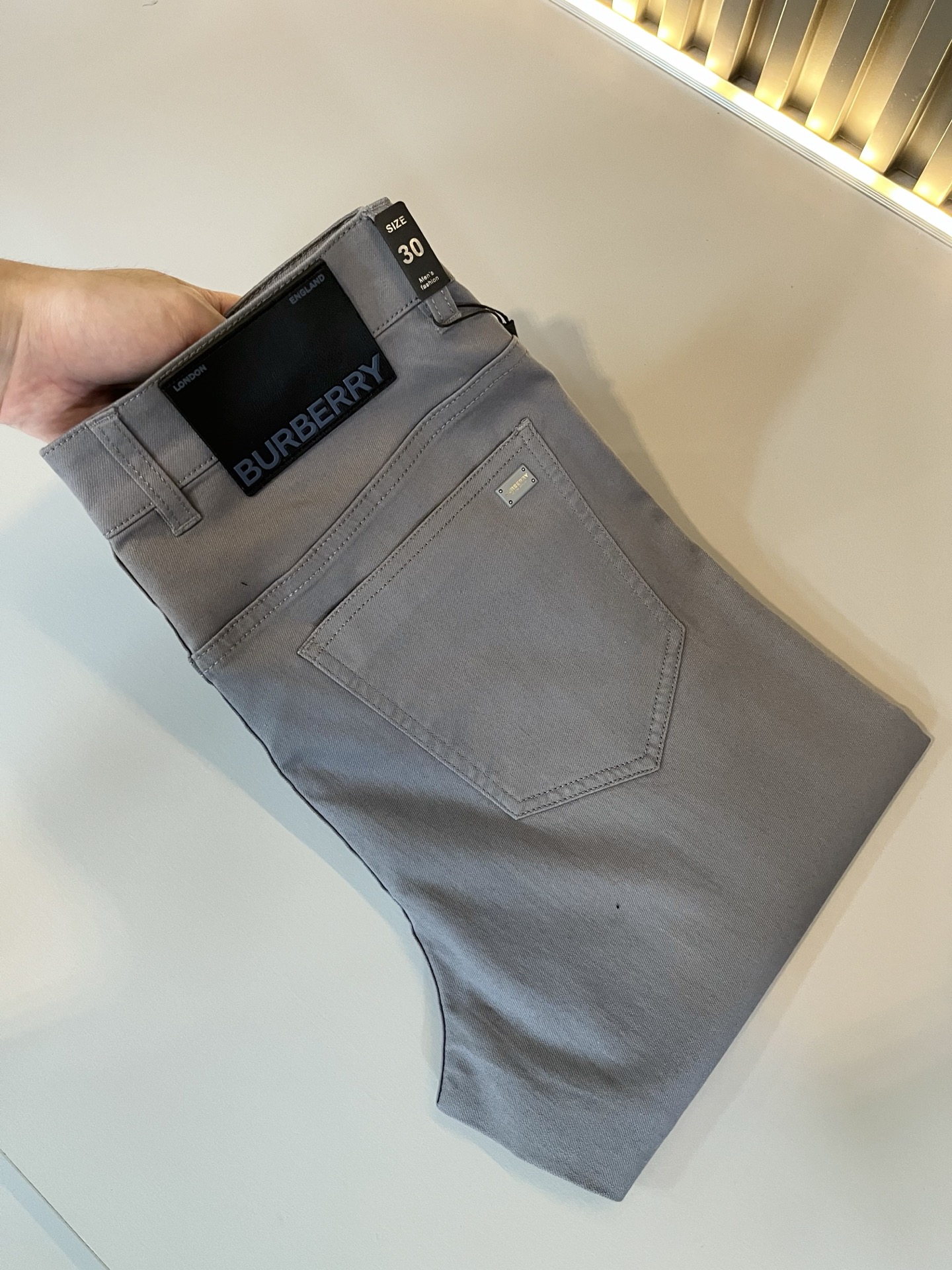 NO:497657,BURBER*Y Ba*li Spring and Summer 2025 New high-end casual and versatile jeans for men!  For BUR fans, such a grand classic design is enough to plant grass at a glance. It is the most handsome series among all BUR jeans this year. I only need to take a look and know that this will definitely be a hit that has caused a sensation, and it is popular on the Internet. The classic slim three-dimensional tailoring style is equipped with the latest logo pattern waist brand craft design!  Very representative waist brand modification!  It simply and easily demonstrates the charm of the brand, and naturally presents specifications, grades, fashion and trendy effects. It matches the performance to easily create a high-end and high-end effect!  The top imported Japanese washing cowboy is made of cotton, and it is comfortable and breathable, and has a natural drape, which is suitable for all year round outfits!  !  This jeans are made of three-dimensional cut and straight-fitting style. The magic and practical wearability of the single match are understandable. Whether you are wearing daily clothes or appearing on the high street, it is the best choice. It is super charming!  It also demonstrates the authentic BUR original flavor, and it also perfectly shows its specifications and rank!  Obviously, this is a big and powerful product that you must collect. Whether you are a fan of BUR or not, you must collect this product and highly recommend it!  Size 29-40, Burberry, jeans, alexander wang19860909BURBER*Y巴*莉 2025春夏 新品男士高端休闲百搭牛仔裤！对于BUR粉丝来说,这样大气的经典设计足矣一眼种草,是今年BUR所有牛仔裤当中最帅的一个系列,我只需要看一眼就知道,这绝对会是一个引起轰动的爆款,而且全网风靡,经典的修身立体剪裁版型打造,配置了最新的logo图案腰牌工艺设计！极具代表性腰牌修饰！简单轻松的彰显出品牌魅力所在,自然而然的呈现规格,档次,时髦以及新潮效果,搭配性能满分,轻松穿出高级感与高端效果！顶级的进口日本洗水牛仔棉质打造,并舒适透气感满分,且垂感自然,适合一年四季的穿搭所需！！此款牛仔裤采用了立体裁剪小直筒版型打造,其单配魔力与实穿性是无可厚非的,不管你是日常穿搭还是高街出镜都是不二之选,超具魅力！更是彰显了地地道道的的BUR原味,同时也是完美的展现了其规格和段位所在！很显然,这是一款绝对要收的重磅好货,不管你是不是BUR的粉丝,此款你都必须要收,极力推荐的好货！尺码29-40,,burberry,jeans,alexander wang,Men's clothing