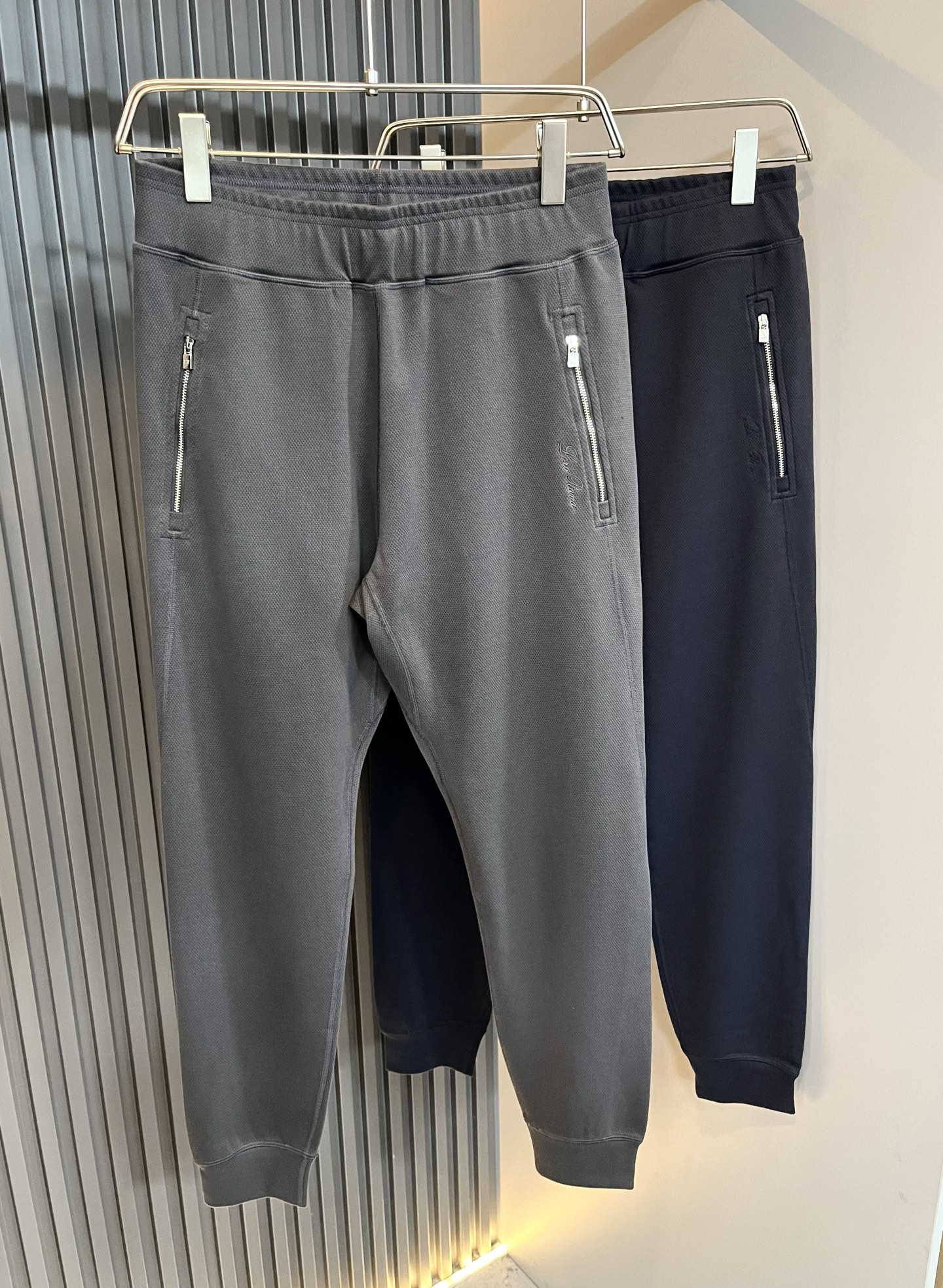 NO:480960,Loro Piana Nouyou Pianya 2025 spring and summer new men's casual pants, the latest trade orders and all the quality!  !  Internet celebrity style!  The upper body is comfortable and breathable, not stiff, and the overall three-dimensional feeling is rich. Quality export orders, customized exclusive pure cotton fabric tailoring to meet the simple needs of commuters for dressing. The upper body is very effective, slim and not picky about the figure. The fabric workmanship... Improper, only good craftsmanship can make you feel good and tasteful. A must-have item for everyone!  Size M-3XL, loro piana, alexander wang19860909Loro Piana诺悠翩雅 2025春夏新品男士休闲裤,最新的贸易订单全品相！！网红款！上身舒适透气,不僵硬,整体有着丰富的立体感,品质出口订单,定制专属纯棉面料剪裁,满足通勤人们对于着装的简约需求,上身效果很好,显瘦,不挑剔身材.面料做工....无可挑剔,好工艺好面料才能穿出好品味一款,人手必备单品！尺码M-3XL,,loro piana,alexander wang,Men's clothing