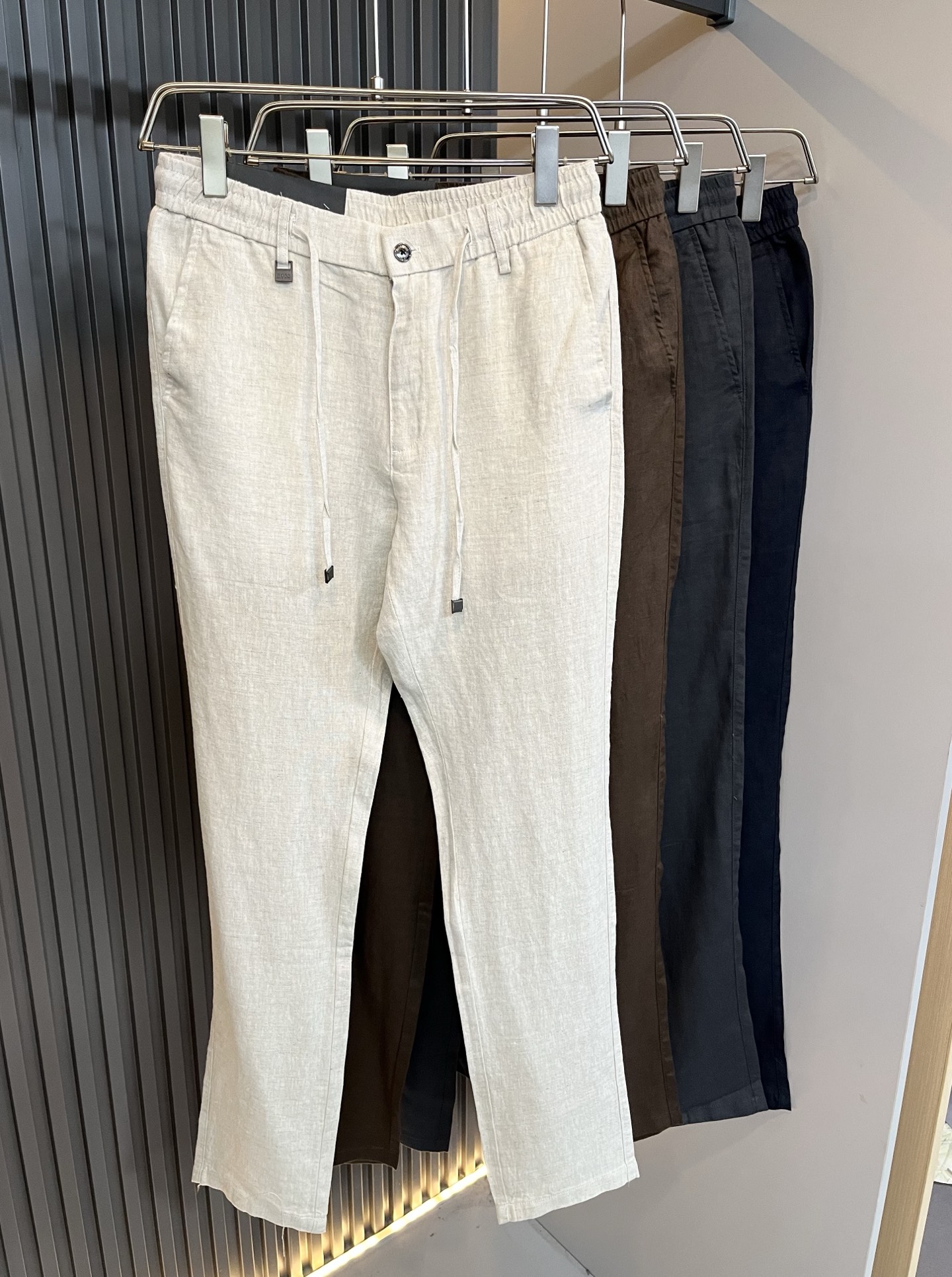 NO:473124,HUGO BOSS New 2025 Spring and Summer Products are available!  Versatile pragmatism is not sensational!  Limited editions in Hong Kong, Macao and Taiwan!  !  Three-dimensional cut linen material!  The Taiwan foreign trade company undertakes the exquisite and delicate materials seem to be patented with high quality. Customized original logo hardware design!  Not only in the material, color and style, the life philosophy behind the design just fits the dual mentality of modern people's pursuit of personal practicality and fashion aesthetics, and achieves a perfect balance between function and aesthetics. It is not only the display of fashion trends, but also the ultimate of modern aesthetics. P's vision does not limit the indispensable components of the core value of fashion brands, another alternative to mature styles, size M-4XL, alexander wang19860909HUGO BOSS 雨果博斯 2025春夏新品发售！百搭实用主义不哗众取宠！港澳台地区限定款！！立体裁剪亚麻材质！台湾外贸公司承接、材质精致细腻似乎是专利品质上乘 定制原版logo五金设计！不仅在材料、颜色与款式工夫,设计背后的生活哲学正巧契合现代人追求切身实用与流行美观的双重心态,在机能与美学之间取得完美平衡,不但是时尚潮流的展现,更是现代美学的极致.P的视野并没有局限时尚品牌核心价值中不可或缺的组成部分、的另一种选择替代风格成熟、尺码M-4XL,,alexander wang,Men's clothing