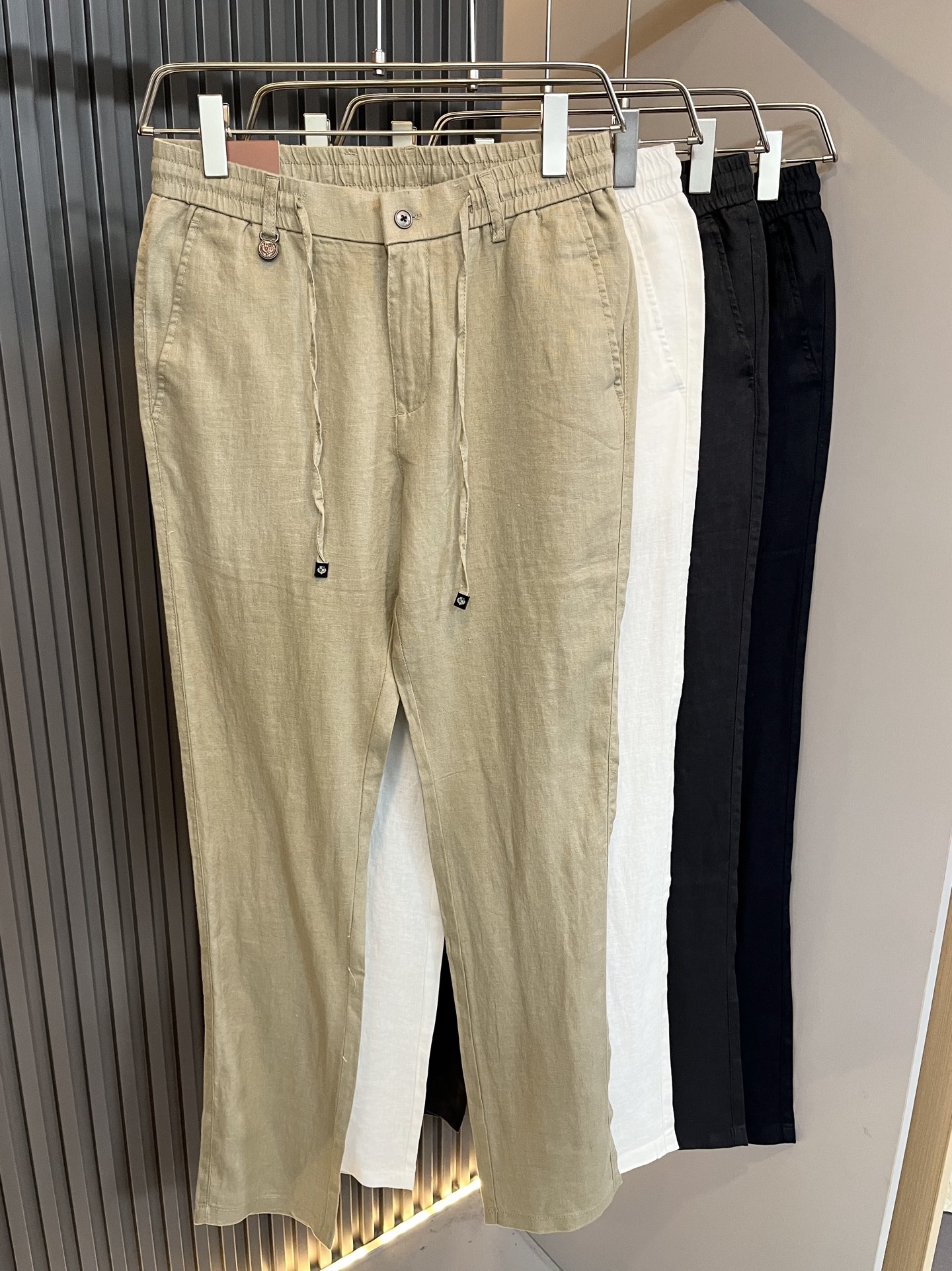 NO:473106,Loro Piana Nuoyou Pianya Spring and summer new men's cotton and linen casual pants, the latest trade orders and all the quality!  !  Internet celebrity style!  The upper body is comfortable and breathable, not stiff, and the overall three-dimensional feeling is rich. Quality export orders, customized exclusive cotton and linen fabric tailoring to meet the simple needs of commuters for dress. The upper body is very effective, it looks slim and not picky about the figure. The fabric workmanship... Improper, only good craftsmanship can make you feel good and tasteful, a must-have item for everyone!  Size M-4XL, loro piana, alexander wang19860909Loro Piana诺悠翩雅 春夏新品男士棉麻休闲裤,最新的贸易订单全品相！！网红款！上身舒适透气,不僵硬,整体有着丰富的立体感,品质出口订单,定制专属棉麻面料剪裁,满足通勤人们对于着装的简约需求,上身效果很好,显瘦,不挑剔身材.面料做工....无可挑剔,好工艺好面料才能穿出好品味一款,人手必备单品！尺码M-4XL,,loro piana,alexander wang,Men's clothing