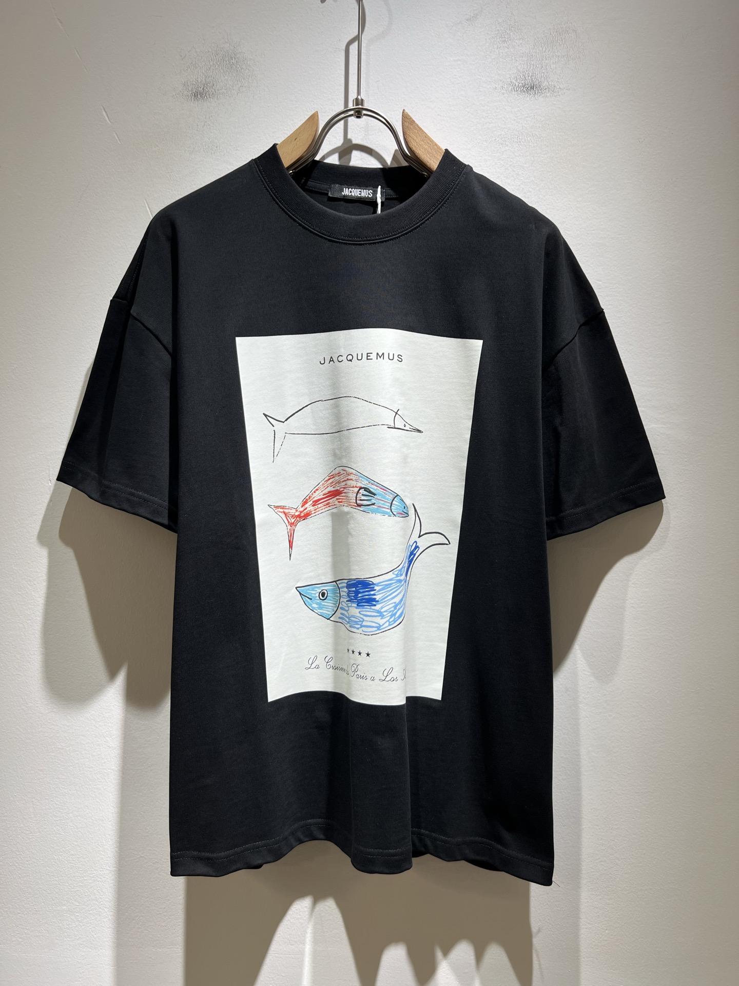 NO:473159,JACQUEMUS 2025 Spring and Summer New Men and Women Couples Casual Loose Cotton Round Neck Short Sleeve T-shirt!  Trading companies have sparse channels and are released on the official website at the same time!  The latest series of spring and summer 2025, classic fashion design elements, injecting full vitality into the new series. This T-shirt is carefully selected for customers to use imported cotton fabrics. The fabric feels skin-friendly and soft and delicate, and the body logo is glued!  It has an extremely comfortable and breathable wearing experience. The whole item is very eye-catching and fashionable, and is deeply loved by young people today!  The loose round neck cut is a neutral style regardless of age and gender, suitable for matching all the styles and looks you need in your daily life!  It is recommended to wear couple outfits to go out on the street to make it more pleasing to the eye!  Size M-3XL, T-shirt,tees,t-shirt,alexander wang19860909JACQUEMUS 2025春夏新款男女同情侣款休闲宽松棉质圆领短袖T恤衫！贸易公司渠道稀出,同步官网发售 ！ 2025春夏最新系列,经典时尚设计元素,为全新系列注入满满活力,这款T恤衫用心甄选客供进口棉面料制成,面料手感亲肤柔软细腻,衣身logo压胶设计！拥有着无比舒适透气性的穿着体验,整件单品极具吸睛度与时尚感,深受当下年轻人的喜爱！基础宽松的圆领版型裁剪,不分年龄与性别的中性款式,适合搭配你日常所需的所有风格与造型！建议搭配情侣装出街会更为养眼出色！尺码M-3XL,,T-shirt,tees，t-shirt,alexander wang,Men's clothing