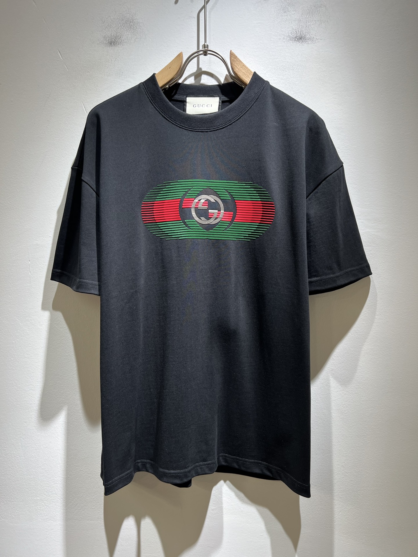 NO:473166,Gucc* Gujia 2025 spring and summer new style for men and women couples casual loose cotton round neck short-sleeved T-shirt!  Trading companies have sparse channels and are released on the official website at the same time!  The latest series of spring and summer 2025, classic fashion design elements, injecting full vitality into the new series. This T-shirt is carefully selected for customers to use imported cotton fabrics. The fabric feels skin-friendly and soft and delicate, and the body logo is glued!  It has an extremely comfortable and breathable wearing experience. The whole item is very eye-catching and fashionable, and is deeply loved by young people today!  The loose round neck cut is a neutral style regardless of age and gender, suitable for matching all the styles and looks you need in your daily life!  It is recommended to wear couple outfits to go out on the street to make it more pleasing to the eye!  Size M-3XL, gucci, gucci, T-shirt, tees, t-shirt, alexander wang19860909Gucc*古家 2025春夏新款男女同情侣款休闲宽松棉质圆领短袖T恤衫！贸易公司渠道稀出,同步官网发售 ！ 2025春夏最新系列,经典时尚设计元素,为全新系列注入满满活力,这款T恤衫用心甄选客供进口棉面料制成,面料手感亲肤柔软细腻,衣身logo压胶设计！拥有着无比舒适透气性的穿着体验,整件单品极具吸睛度与时尚感,深受当下年轻人的喜爱！基础宽松的圆领版型裁剪,不分年龄与性别的中性款式,适合搭配你日常所需的所有风格与造型！建议搭配情侣装出街会更为养眼出色！尺码M-3XL,,gucci,gucci,T-shirt,tees，t-shirt,alexander wang,Men's clothing