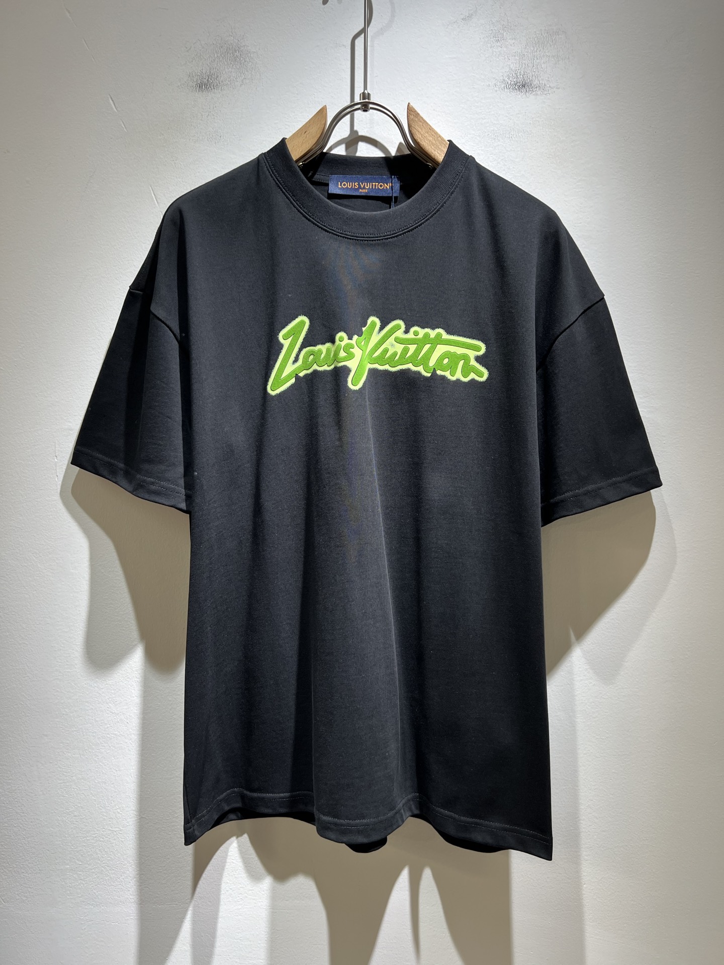 NO:473174,LouisVuitt*Louis*Deng The new series of products in 2025 spring and summer are launched, a very fashionable and avant-garde short-sleeved T-shirt for men and women, with logo pattern glue-touching!  Different from the past, it declares the design concept that has been passed down for many years in the brand!  Its eye-catchingness is no less than any classic style, perfectly presenting the fashionable, high-end and luxurious feeling in front of the world!  Made of imported cotton materials, selected high-quality pure cotton fabrics, soft and soft to the touch, the real thing is definitely beyond your imagination, close to the body and breathable, even if you sweat profusely, you will not feel greasy or stuffy, and will bring sweating and moisture absorption to the extreme!  Size M-3XL, louis vuitton,louis vuitton,t-shirt,tees,t-shirt,alexander wang19860909LouisVuitt*路易*登 2025春夏全新系列单品上线,非常时髦前卫的一款男女同款短袖T恤,标识logo图案压胶修饰！区别于以往的不同,宣示品牌传承多年的设计理念！其吸睛度完全不亚于任何经典款式,将时髦高级感与奢华感完美呈现在世人眼前！客供进口全棉材质制成,精选优质纯棉面料,触感软糯亲肤细腻,实物到手绝对超乎你的想象,贴身无比舒适透气,即便是汗流浃背也不会有腻身及闷热感可言,将排汗吸湿性发挥到了极致！尺码M-3XL,,louis vuitton,louis vuitton,T-shirt,tees，t-shirt,alexander wang,Men's clothing