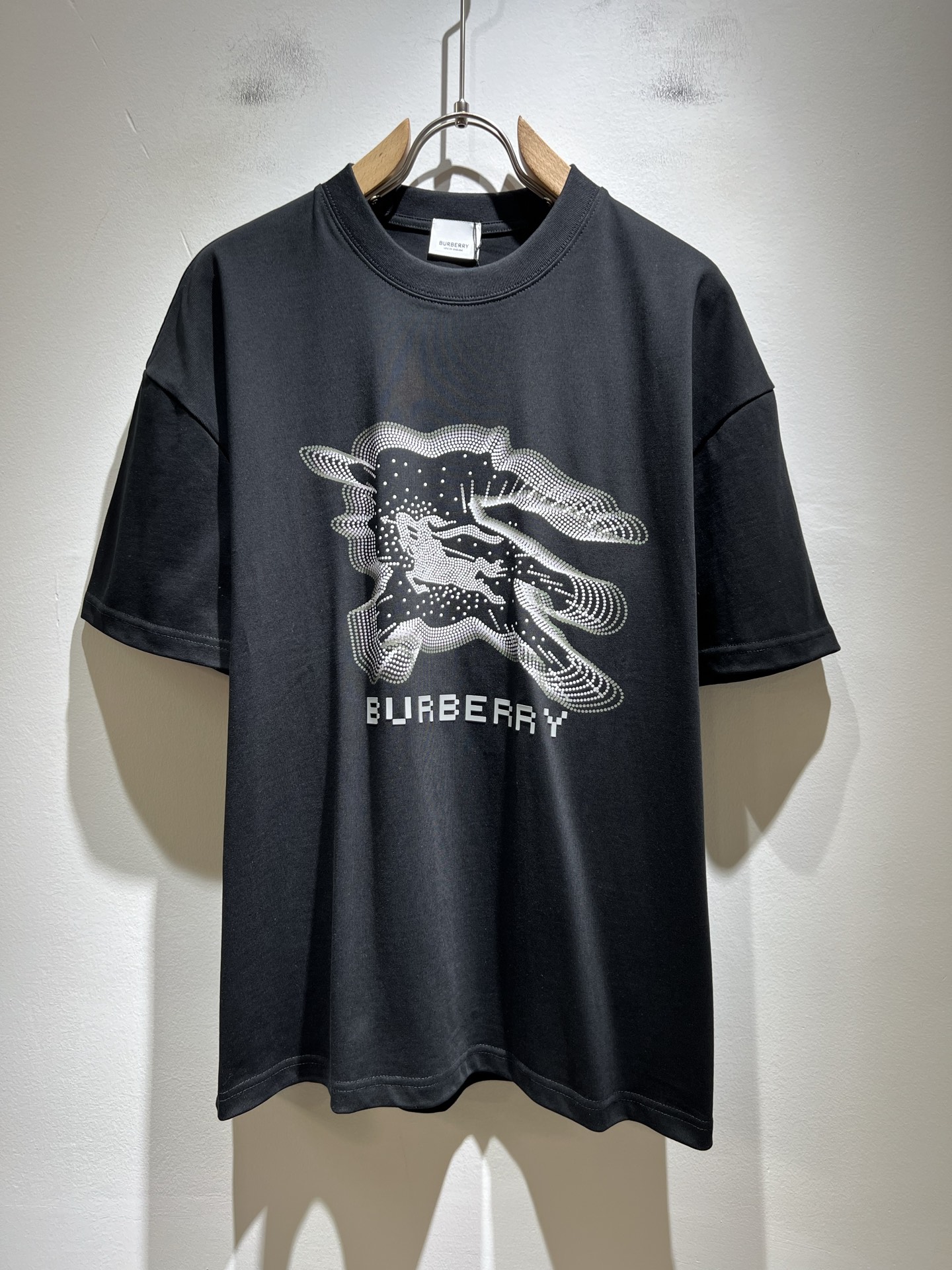 NO:473182,BURBER*Y Ba*li's new spring and summer 2025 short-sleeved T-shirt for men and women, is coming, and is made of a popular environmentally friendly pure cotton fabric recently. It is a high-end outdoor sports and leisure series, which is very popular in sports!  BUR's latest special material, logo logo pattern printing design!  Fabric is also called memory cloth, which refers to fabrics with morphological memory functions. It instantly kills all versions on the market. It can only be said that it is not a level of existence at all. Whether it is material, detail restoration and craftsmanship, you are not afraid of any challenges. Just to contribute wonderful products to everyone. As always, it is consistent. A style that implements the core concept of BUR will be closely tied to fashion, always maintaining perfection, a simple but not simple design style perfectly meets the outfit you need in daily life. Size: M-3XL, burberry, T-shirt, tees, t-shirt, alexander wang19860909BURBER*Y巴*莉2025春夏新品男女同款短袖T恤,重磅来袭,最近比较火热的环保纯棉面料制作而成,高端户外运动休闲系列,非常火热运动风潮！BUR最新研发的特殊材质,标志logo图案印花设计！面料也叫记忆布,是指具有形态记忆功能的面料,秒杀市面上一切版本,只能说根本就不是一个级别的存在,不管是材质还是细节还原度以及工艺制作方面,不惧任何挑战,只为给大家奉献绝妙产物一如既往,始终如一,贯彻了BUR核心理念的一个款式将与时尚紧紧的捆绑在一起,时刻保持完美,简约而不简单的的设计风格,完美的满足了你日常所需要的穿搭.尺码:M-3XL,,burberry,T-shirt,tees，t-shirt,alexander wang,Men's clothing