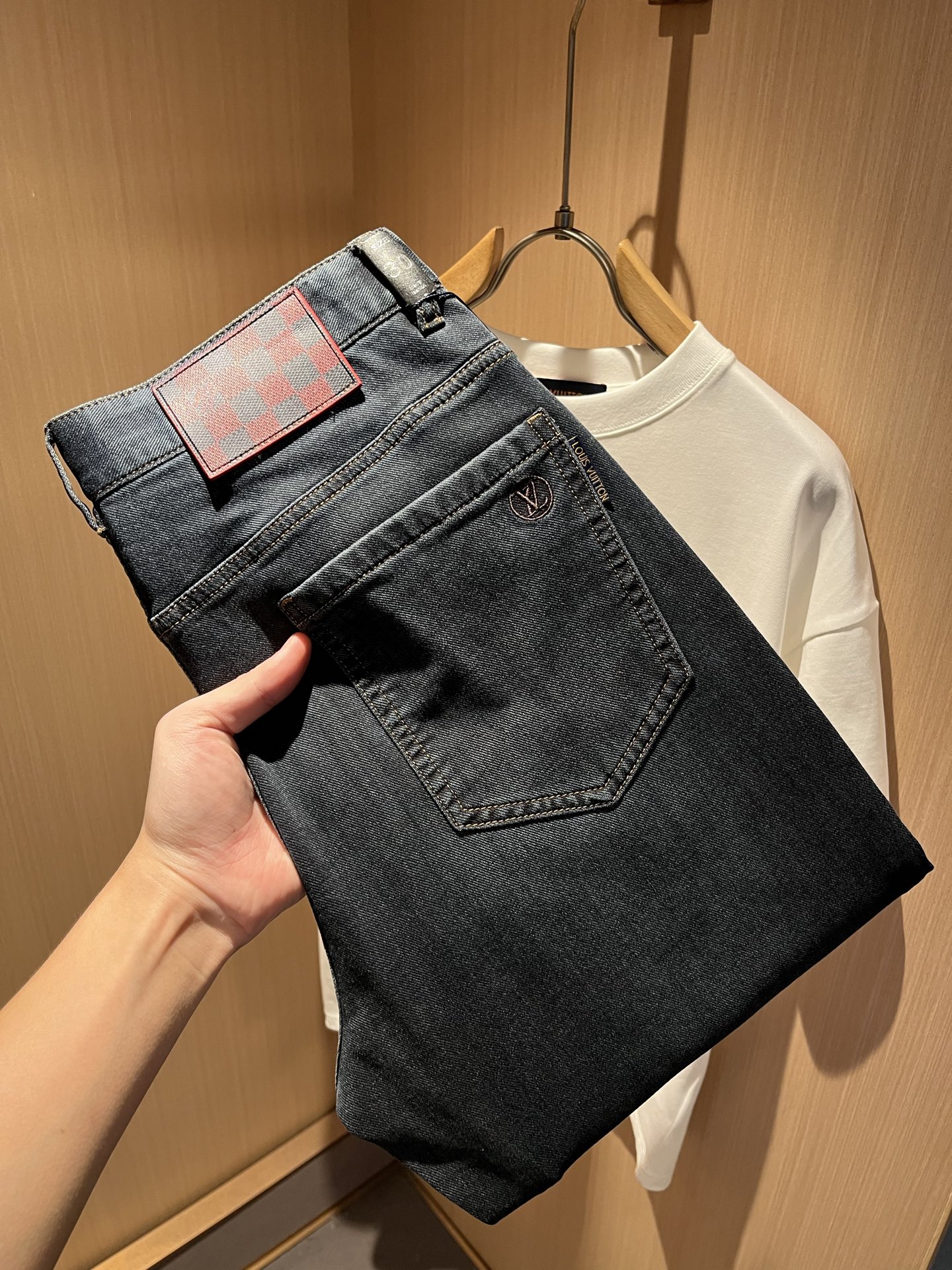 NO:497599,Louis Vuitto*Louis*Deng 2025 Spring and Summer New Men's Classic Washed Small Straight Jeans. Excellent upper body performance, a versatile choice, and a great value-for-money sharing!  !  As a classic combination of simple elements for boys, the classic jeans series of Louis meets the Louis classic jeans series, this has always been a legendary item in the industry and a lasting item. Many men with senior economic strength are guests of the Louis family. Countless bigwigs have performed this sentence. This is even circulated in the fashion circle. It is made of top denim jeans. After high-end washing process, it is of great grade and luxury. Nameplate waist brand hardware logo auxiliary material design!  The fabric is excellent and comfortable on the upper body, giving people a full of trendy and fashionable atmosphere, interpreting luxury and trend to the extreme. The classic, exquisite and precise straight-tube cutting design, and the thickness can be even better across all seasons!  Size 30 -40, louis vuitton,louis vuitton,alexander wang19860909Louis Vuitto*路易*登2025春夏新款男士经典水洗小直筒牛仔长裤.绝佳的上身性能,百搭之选,超值性价比分享！！作为男生简约元素经典搭配,路遇路易经典仔裤系列,这个一直是业内的传奇单品,也是经久不衰的单品,很多具有资深经济实力的男人都是路易家族的座上客,无数的大佬都曾演绎过,时尚圈更是流传这么一句话,顶级丹宁牛仔面料打造而成,经高端水洗工艺处理后,极具档次与奢华感.铭牌腰牌五金logo辅料设计！面料极好上身舒适,给人满满的潮流时髦气息,将奢华与潮流感演绎到了极致,经典精湛精准的直筒版型裁剪设计,厚度更是能横跨四季必入好款！ 尺码30 -40,,louis vuitton,louis vuitton,alexander wang,Men's clothing