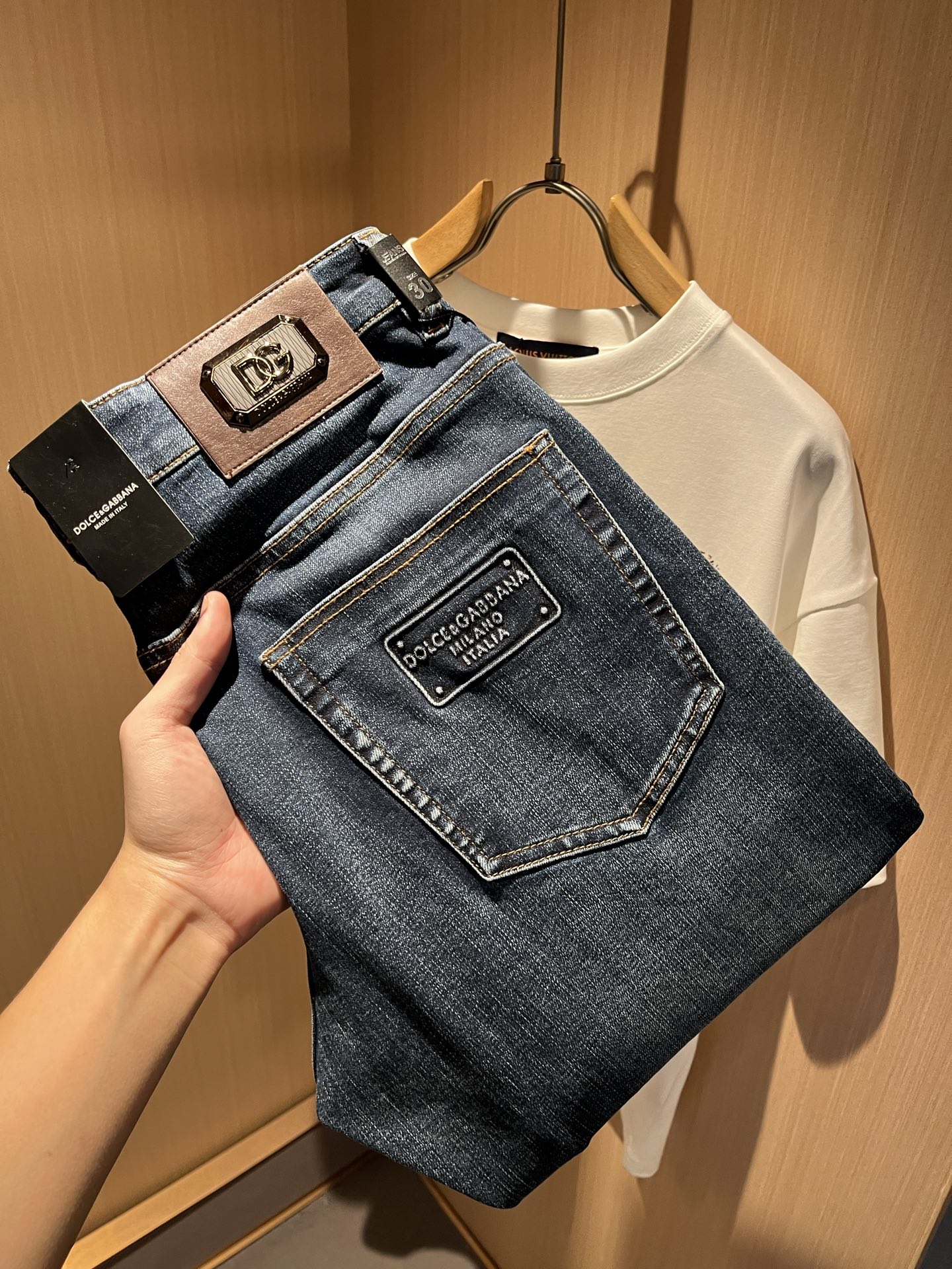 NO:497620,Dolce & Dolce*na 2025 spring and summer new jeans, wash and naturally not easy to deform and decolorize, three-dimensional tailoring perfectly shaped fabric, comfortable and soft, and casually matched, comfortable means its interpretation of fashion and leisure. DG's consistent style reflects the brand's pursuit of quality, with a bit of hedonist flavor, pays great attention to details, likes everything that is not formulaic, pursues freedom, Dolce & GABB*NA's style is very unique. At the beginning of the business, it insists on making plates and designing logo logo waist brand design!  For the fashion industry that paid attention to the show at that time, it was quite unique. Size 29-40, Dolce & Gabbana, Dolce & Gabbana, jeans, alexander wang19860909Dolce & 杜嘉*纳 2025春夏新品牛仔裤,水洗处理自然不易变形脱色、立体剪裁完美塑形面料质舒适柔软随意搭配、舒适代表它对时尚休闲的诠释是DG一贯作风细节处体现这个品牌对品质的追求,带点享乐主义者的味道,非常注重细节,喜欢一切非公式化的东西,追求自由杜嘉班纳 (DOLCE&GABB*NA) 的作风非常独特,创业之初坚持自己制版、设计标识logo腰牌设计！对于当时讲究排场的时装界,是相当独树一格的.尺码29-40,,Dolce&Gabbana,Dolce&Gabbana,jeans,alexander wang,Men's clothing