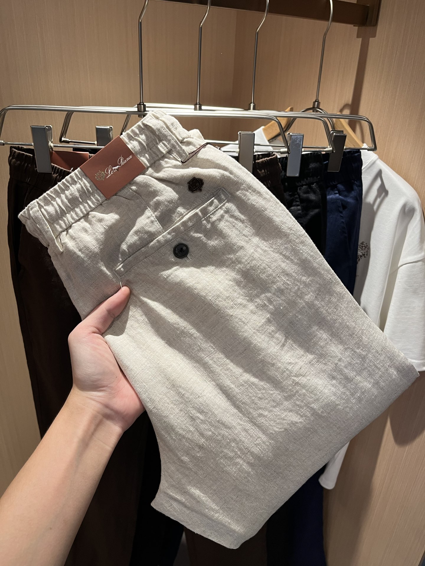 NO:497613,Loro Piana Nuoyou Pianya Spring and summer new men's cotton and linen casual pants, the latest trade orders and all the quality!  !  Internet celebrity style!  The upper body is comfortable and breathable, not stiff, and the overall three-dimensional feeling is rich. Quality export orders, customized exclusive cotton and linen fabric tailoring to meet the simple needs of commuters for dress. The upper body is very effective, it looks slim and not picky about the figure. The fabric workmanship... Improper, only good craftsmanship can make you feel good and tasteful, a must-have item for everyone!  Size M-4XL, loro piana, alexander wang19860909Loro Piana诺悠翩雅 春夏新品男士棉麻休闲裤,最新的贸易订单全品相！！网红款！上身舒适透气,不僵硬,整体有着丰富的立体感,品质出口订单,定制专属棉麻面料剪裁,满足通勤人们对于着装的简约需求,上身效果很好,显瘦,不挑剔身材.面料做工....无可挑剔,好工艺好面料才能穿出好品味一款,人手必备单品！尺码M-4XL,,loro piana,alexander wang,Men's clothing