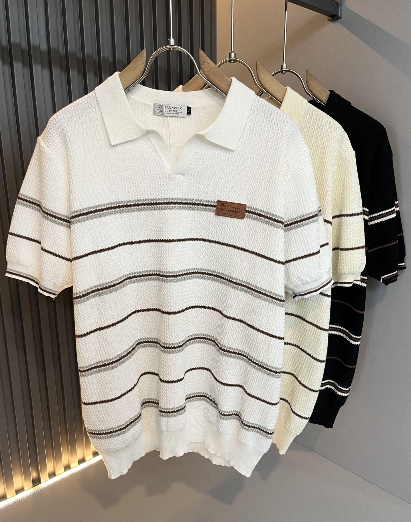 NO:475631,BC-Brunello Cucineli 2025 spring and summer new men's short-sleeved knitted Polo shirt, a fashionable and versatile item that many celebrities love to wear!  The logo on the chest is super good-looking. Friends who like classic and simple must not miss this one!  The calm and atmospheric brand style has always been favored by the upper class! It is also the best choice for fashionable items!  The upper body is so handsome, highly recommended!  !  !  In addition to its brand added value, the biggest attraction of this short sleeve is that this short sleeve has a high cost-effectiveness in terms of color and material!  Customized original exclusive knitted material design!  Environmentally friendly washing, customized fabrics, pre-shrinkage treatment to ensure a crisp style. The combed cotton fabric feels super soft and smooth and sweat-absorbing!  The wash water does not deform, the feel is comfortable and smooth, the upper body is soft and comfortable, the classic fashionable lapel design is simple and not complicated, and it is very pleasing to the eye!  Code number M-4XL, brunello cucinelli, T-shirt, alexander wang19860909BC-Brunello Cucineli 2025春夏新款男士短袖针织Polo衫,众多明星都爱穿的时尚百搭单品！胸前LOGO超级好看,喜欢经典简约的朋友,一定不能错过了这款！沉稳大气的品牌风格一直以来备受上层人士的青睐!也是时尚单品的不二之选！ 上身帅到爆了,强烈推荐！！！这件短袖最大的吸引力除了他本身的品牌附加值,更加肯定的是这款短袖无论在颜色搭配还是材质上都有很高的性价比！ 定制原版专属针织材质设计！环保水洗,定制面料,预缩处理,确保版型的挺括,精梳棉面料手感超柔顺滑又吸汗！洗水不变形,手感舒适顺滑,上身柔和舒适,经典的时尚翻领设计,精简不繁,很是耐看！码数M-4XL,,brunello cucinelli,T-shirt,alexander wang,Men's clothing