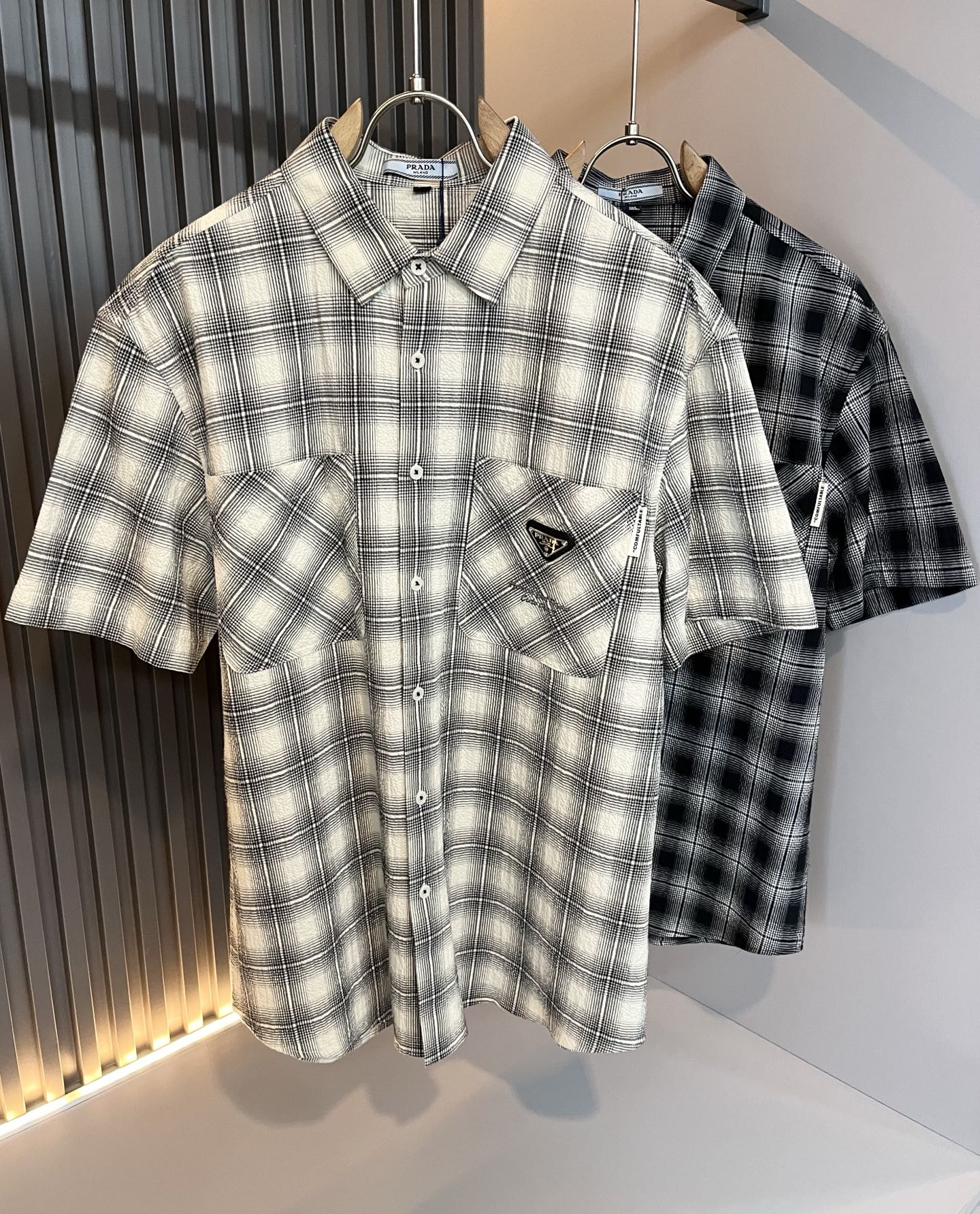 NO:475578,PRAD*A Pu*da 2025 spring and summer new casual men's shirt, the latest fashionable casual body logo hardware modification!  Trading companies have sparse channels and are released on the official website at the same time. The most anticipated high-quality products are coming, with high-end customized pure cotton materials!  Let you feel what is truly high luxury and connotation! This model is made of P-made professional custom fabrics, with a neat and smooth surface and luster. The texture is obvious through the screen. It perfectly enhances the overall luxury and class, and can get a high-end luxury atmosphere at a glance! Basic regular style cutting, versatile and simple upper body, and is easy to deal with various occasions and environments. It is undoubtedly a must-have item for daily commuting! Size M~4XL, prada, alexander wang19860909PRAD*A普*达2025春夏新款休闲男士衬衣,最新时尚休闲衣身logo五金修饰！贸易公司渠道稀出,同步官网发售,男神最为期待的精品狠货重磅来袭,高端定制纯棉材质！让你感受到什么叫真正的高奢有内涵!此款选用了P家专业定制面料制成,表面整洁光滑且富有光泽,质感透过屏幕都显而易 完美提升了整体的奢华档次感,一眼就能Get到的高端奢华气息!基础常规的版型裁剪,上身百搭简约不挑人,轻松应对各种场合与环境,属于日常通勤必备的臻品无疑!尺码M～4XL,,prada,alexander wang,Men's clothing