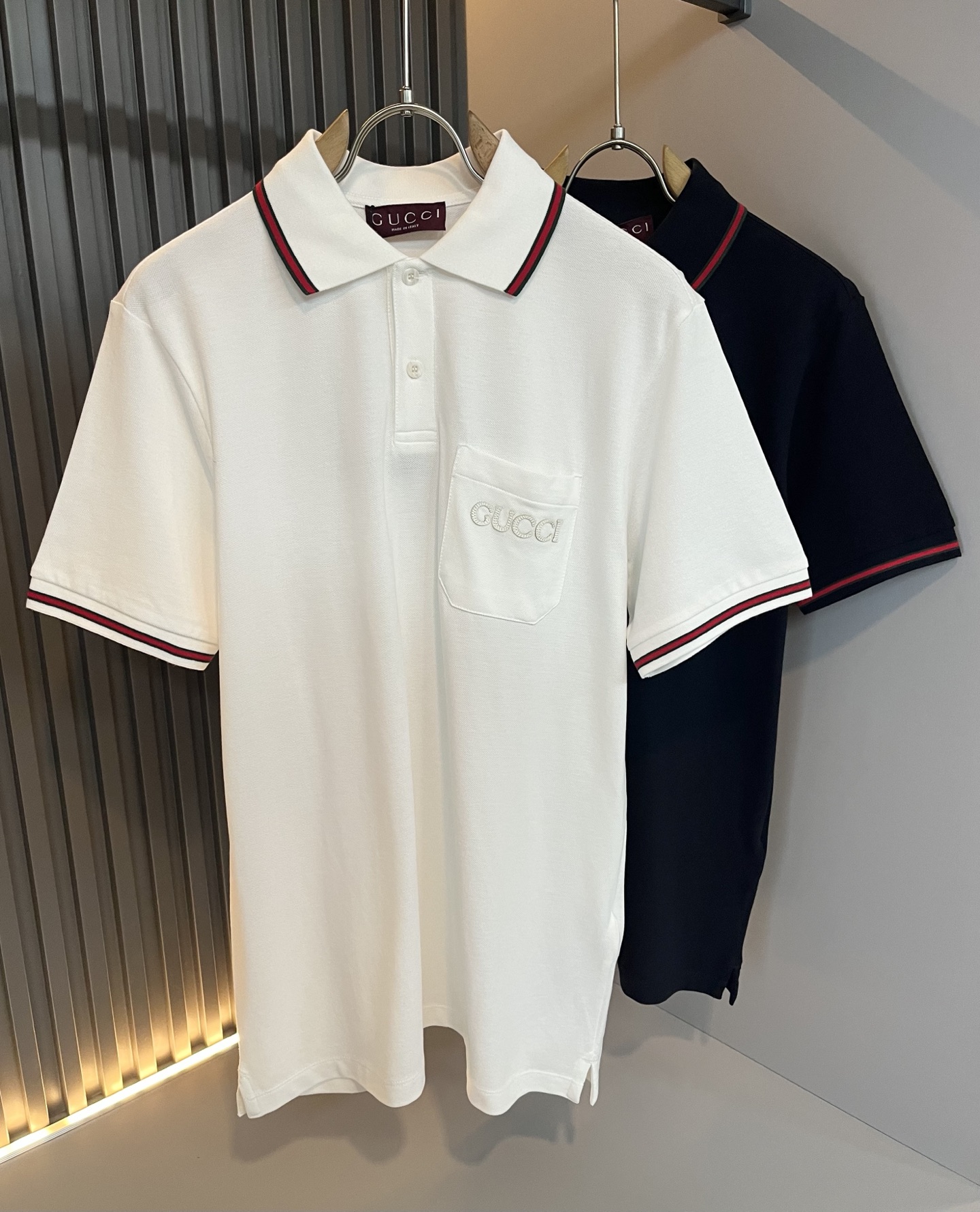 NO:484857,GUC*I Gujia's new short-sleeved Polo shirt in spring and summer 2025 has been sold on the trading company and is released simultaneously on the official website!  G Home Spring and Summer Series Couples are launched, with leather logo design on the chest!  The fabric is breathable and has a certain sense of self-weight. Customized original imported top-grade bead floor cotton fabric!  It is breathable and comfortable to wear with close body, beautiful colors, eye-catching and fashionable. The unique patterns can definitely make you outstanding among the crowd!  The upper body effect is age-reducing and versatile. It can easily get daily casual outfits for both men and women!  Size M-2XL, gucci, gucci, gucci, T-shirt, alexander wang19860909GUC*I 古家2025春夏新款短袖Polo衫,贸易公司渠道稀出,同步官网发售！G家春夏系列情侣上线,胸前皮革logo设计！面料透气有一定的自重感,定制原版进口顶级珠地棉面料！贴身穿着透气亲肤舒适,色彩靓丽、吸睛时髦度爆棚,与众不同的图案绝对可以让你在人群中出彩万分！上身效果减龄又百搭,轻松Get起日常休闲穿搭,男女皆可轻松驾驭！尺码M-2XL,,gucci,gucci,gucci,T-shirt,alexander wang,Men's clothing