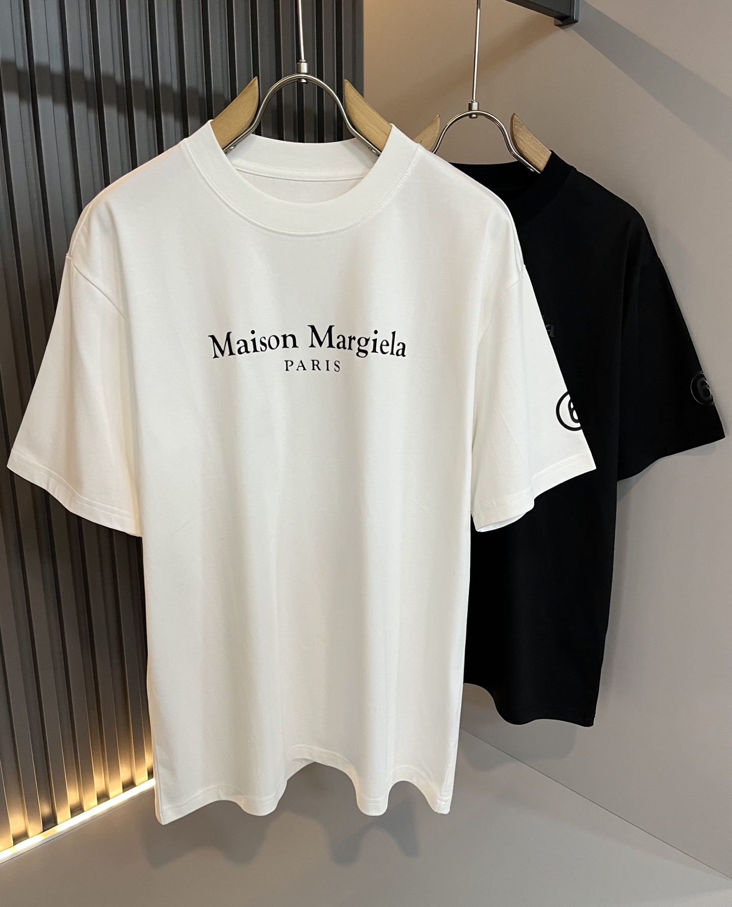 NO:480966,Maison Margiel 2025 spring and summer new short-sleeved T-shirt for men and women, and the counter is available at the same time!  Customized exclusive wash water pure cotton fabric, chest logo pattern printing design!  Simple and generous, calm and versatile, extremely high-end, perfectly integrated with fashion and style, a top fashionable style that perfectly suits the outside wear!  The overall feeling is natural!  Extremely classic versatile casual pants, customized original cotton fabric!  The ultimate perfection of heavy industry!  Fans who pursue high quality are please buy them by themselves, and all fans who know the goods are invited to appreciate this model together!  !  Size M-4XL, Masion Margiela, T-shirt,tees, t-shirt,alexander wang19860909马吉拉 maison margiel 2025春夏新款男女同款短袖T恤,专柜同步发售！定制专属洗水纯棉面料,胸前logo图案印花设计！简约大方,从容百搭,档次极高,完美融入时尚还有风情感一款完美符合外穿的顶尖时髦气质款！整体给人浑然天成的感觉！极致经典的百搭型休闲裤,定制原版纯棉面料！极致的重工极致的完美！追求高品质的粉丝们请自行抢购,诚邀所有识货的粉丝一同鉴赏此款！！尺码M-4XL,,masion margiela,T-shirt,tees，t-shirt,alexander wang,Men's clothing