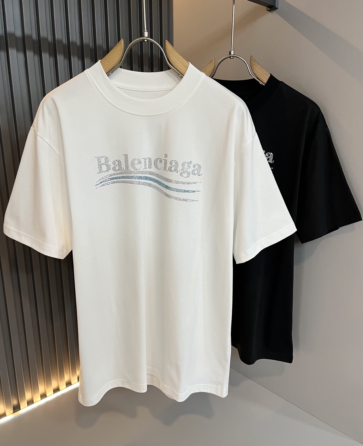 NO:480982,BALENCI*GA Paris* Home 2025 Spring and Summer New Men and Women's Same Short-Sleeve T-shirt!  Fashionable casual short-sleeved T-shirt with catwalk pattern prints!  Design logo for hot diamond design!  The most designed and selected customer-supplied 260g pure cotton fabric, which feels soft and skin-friendly, is comfortable and breathable, and you can’t picky about the real thing!  Loose, small, shoulder-dead round neck cut, genderless couple mixed styles, opening up a new fashion charm!  Differentiate the market version of the high-end custom series!  Size M-4XL, balenciaga, T-shirt,tees, t-shirt,alexander wang19860909BALENCI*GA巴黎*家 2025春夏新款男女同款短袖T恤！走秀图案印花时尚休闲短袖T恤衫！设计logo烫钻设计！极具设计精选客供260g纯棉面料,手感柔软亲肤,着身舒适透气性都无法挑剔,实物绝对会让你爱不释手！宽松小落肩的圆领版型裁剪,无性别主义的情侣混穿款式,打开全新的时装新韵味！区别市场版本高定系列！尺码M-4XL,,balenciaga,T-shirt,tees，t-shirt,alexander wang,Men's clothing