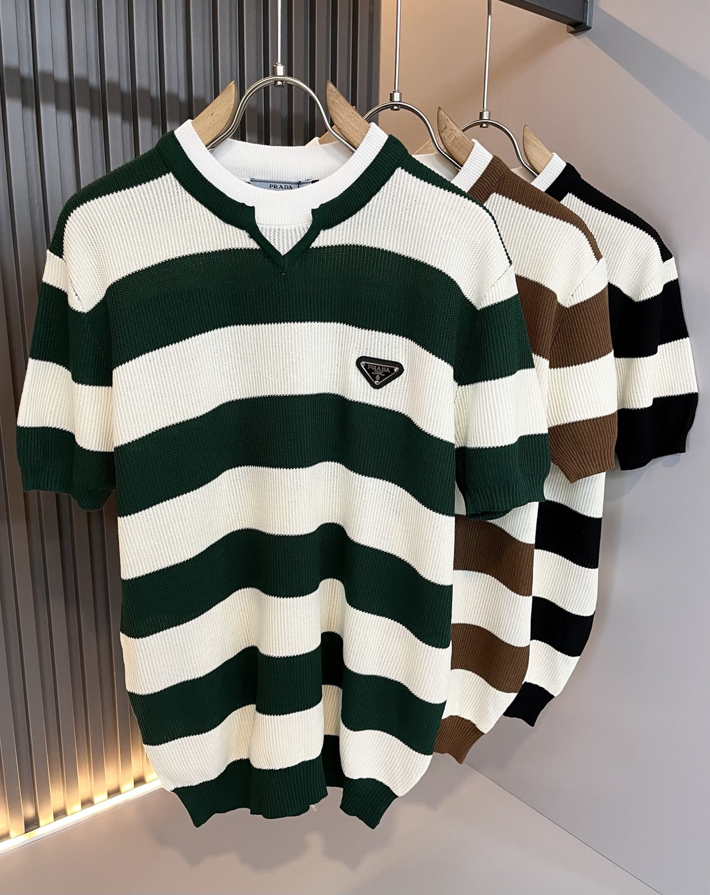 NO:473136,PRAD*A Pu*da 2025 spring and summer new men's lapel short-sleeved knitted short-sleeved T-shirt, the latest model is exclusively available on the entire network!  !  ~ It is classic and fashionable and versatile, who doesn’t like it? It will show the classic again. It is very pleasing to the eye and comes with a low luxury halo and recognition!  Pr*da's traditional brand concept and modern advanced technology are perfectly combined. Coupled with the extremely modern and modern minimalist design, P's exclusive three-dimensional hardware logo badge pattern design!  Customized 100% imported knitted fabric!  The texture of this model is quite touching, the specifications and grades are known with tentacles. The degree of delicateness and breathability are top-notch!  Size M-4XL, prada, T-shirt,tees, t-shirt,alexander wang19860909PRAD*A普*达2025春夏新款男士翻领短袖针织短袖T恤,最新款全网独家首上！！~既经典有时尚百搭,谁不爱啊,将经典再次展现,非常的耐看,自带低奢光环与辨识度！Pr*da传统的品牌理念和现代化的先进技术进行了完美结合.加上极其现代摩登风范的简约设计,p家专属立体五金logo徽章图案设计！定制百分百进口针织面料！此款的质感相当感人 触手便知规格档次 细腻程度与透气效果堪称顶级！尺码M-4XL,,prada,T-shirt,tees，t-shirt,alexander wang,Men's clothing