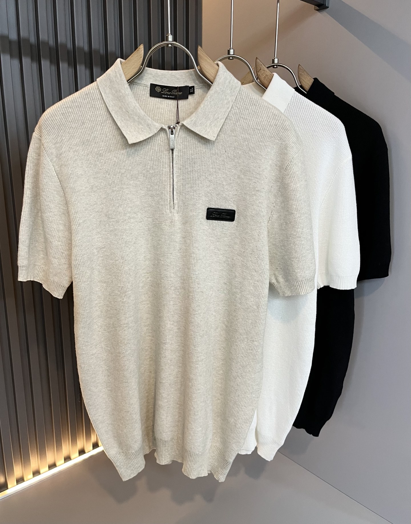 NO:475602,Loro Piana Nouyou Pianya The latest trade order lapel knitted short-sleeved T-shirt for men in spring and summer 2025, full quality!  !  The upper body is comfortable and breathable, not stiff, and the overall body has a rich three-dimensional feeling, quality export orders, and leather logo pattern design on the chest!  Customized exclusive knitted fabric tailoring to meet the simple needs of commuters for dressing. The upper body works well, looks slim and is not picky about the figure. The fabric workmanship is impeccable. Only good craftsmanship and good fabrics can make you feel good. It is a must-have item for everyone!  Size M-4XL, loro piana, T-shirt,tees, t-shirt,alexander wang19860909Loro Piana诺悠翩雅 2025春夏男士最新的贸易订单翻领针织短袖T恤,全品相！！上身舒适透气,不僵硬,整体有着丰富的立体感,品质出口订单,胸前皮革logo图案设计！定制专属针织面料剪裁,满足通勤人们对于着装的简约需求,上身效果很好,显瘦,不挑剔身材.面料做工....无可挑剔,好工艺好面料才能穿出好品味一款,人手必备单品！尺码M-4XL,,loro piana,T-shirt,tees，t-shirt,alexander wang,Men's clothing