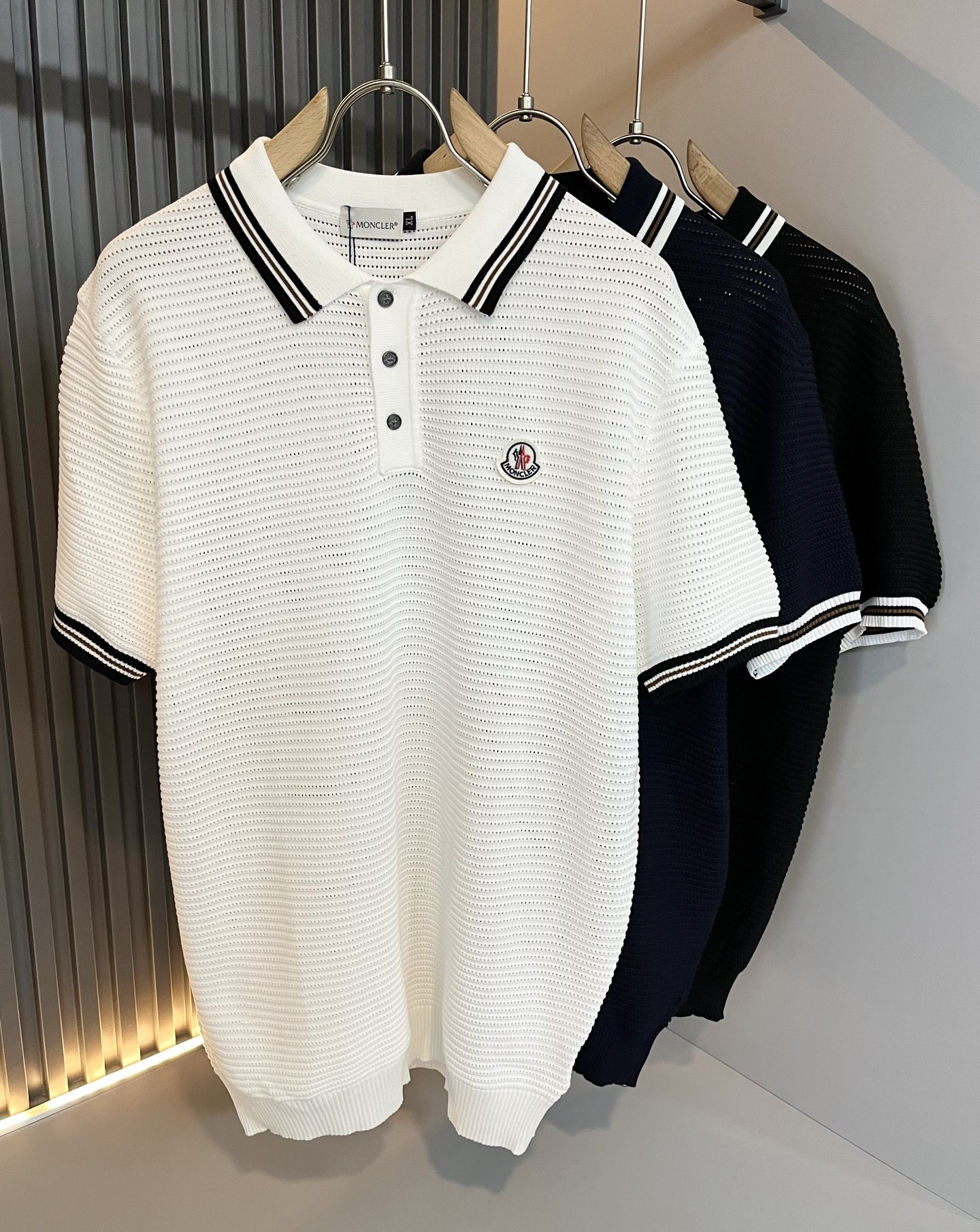 NO:475590,Moncler Mengjia's latest trade order knitted short-sleeved T-shirt in spring and summer 2025, full quality!  !  Internet celebrity style!  The craftsmanship adopts a chest badge design!  The upper body is comfortable and breathable, not stiff, and the overall body has a rich three-dimensional feeling, quality export orders, and chest logo pattern badge design!  Customized knitted fabric tailoring meets the simple needs of commuters for dressing. The upper body works well, looks slim and is not picky about the figure. The fabric workmanship is impeccable. Only good craftsmanship can make you look good and tasteful. It is a must-have item for everyone!  Size M-4XL, T-shirt,tees,t-shirt,alexander wang19860909Moncler蒙家 2025春夏最新的贸易订单针织短袖T恤,全品相！！网红款！工艺采用胸前徽章设计！上身舒适透气,不僵硬,整体有着丰富的立体感,品质出口订单,胸前logo图案徽章设计！定制针织面料剪裁,满足通勤人们对于着装的简约需求,上身效果很好,显瘦,不挑剔身材.面料做工....无可挑剔,好工艺好面料才能穿出好品味一款,人手必备单品！尺码M-4XL,,T-shirt,tees，t-shirt,alexander wang,Men's clothing