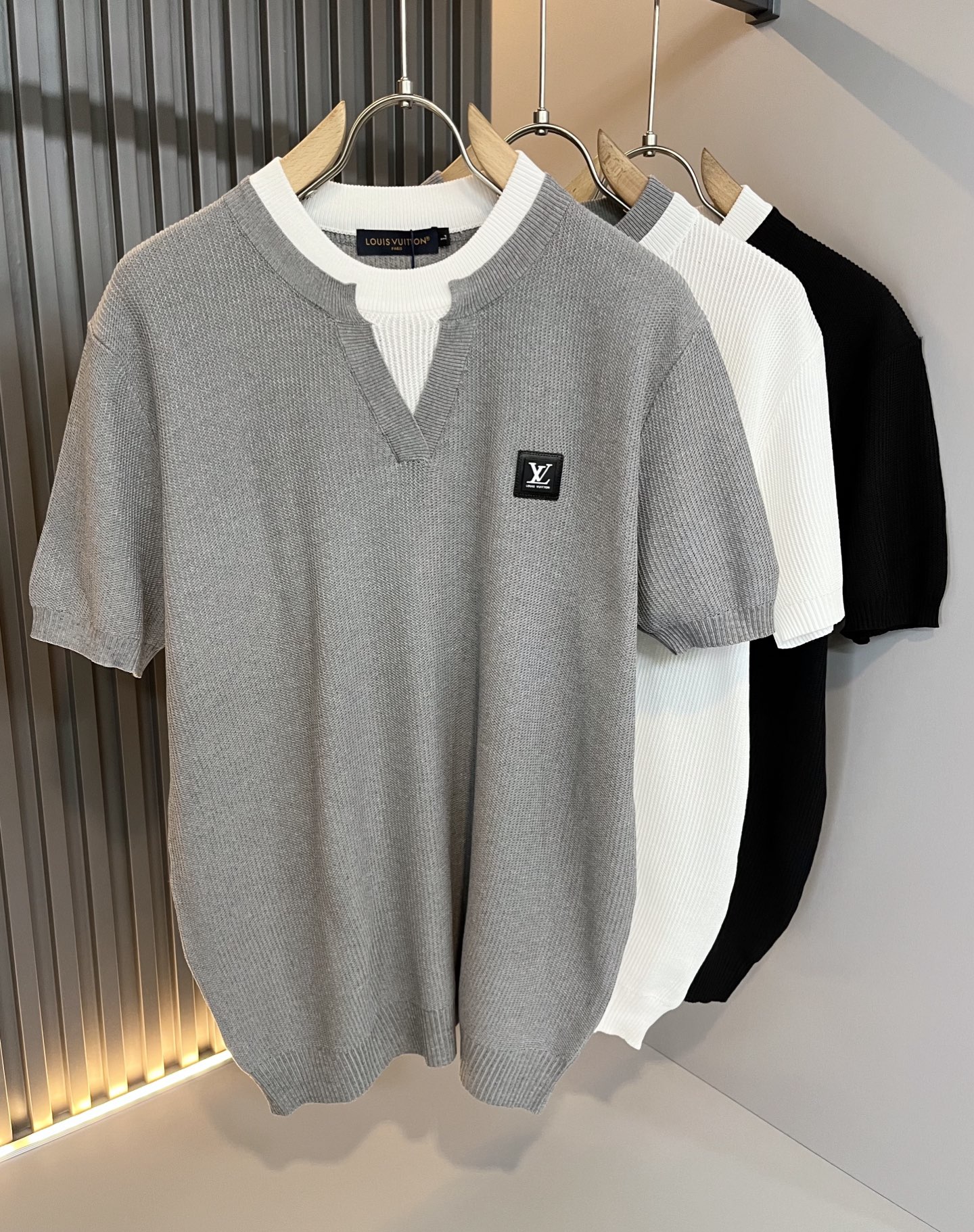 NO:473119,Louis Vuit*on Spring and Summer 2025 Louis Family Light Luxury Knit Short Sleeves!  The new high-end Louis family has always been so flawless in detail, and creative designs are endless. Letter logo badge pattern design!  It is something that everyone loves. It is made of top-quality ice silk blend, super soft and tough, and has excellent breathability. It comes from world-class trade-level OEM channels, with extremely rare quantity and no help after selling out. The three-dimensional logo presents an extraordinary texture, clean and neat. This is the special skill of the Louis family and the latest craftsmanship this quarter. The degree of meticulousness has reached the top, and the slim three-dimensional tailoring design is a unique combination of luxury and fashion!  Size M-4XL, louis vuitton,louis vuitton,t-shirt,alexander wang19860909Louis Vuit*on 2025春夏路易家族轻奢针织短袖！路易家族的新高端,细节品质永远的那么完美无瑕,创意设计层出不穷.字母logo徽章图案设计！实属人见人爱的东西.顶级冰丝混纺打造,超级柔软且具有韧性,透气感也是绝佳.来自世界级贸易级别的代工厂渠道,数量极其稀少售完无补.立体Logo呈现不一般的质感,干净俐落.这是路易家族的看家绝活也是本季度的最新工艺.细致化程度已经达到顶端了,修身立体剪裁的版型设计堪称一绝.属于奢华与时尚的融合！尺码M-4XL,,louis vuitton,louis vuitton,T-shirt,alexander wang,Men's clothing