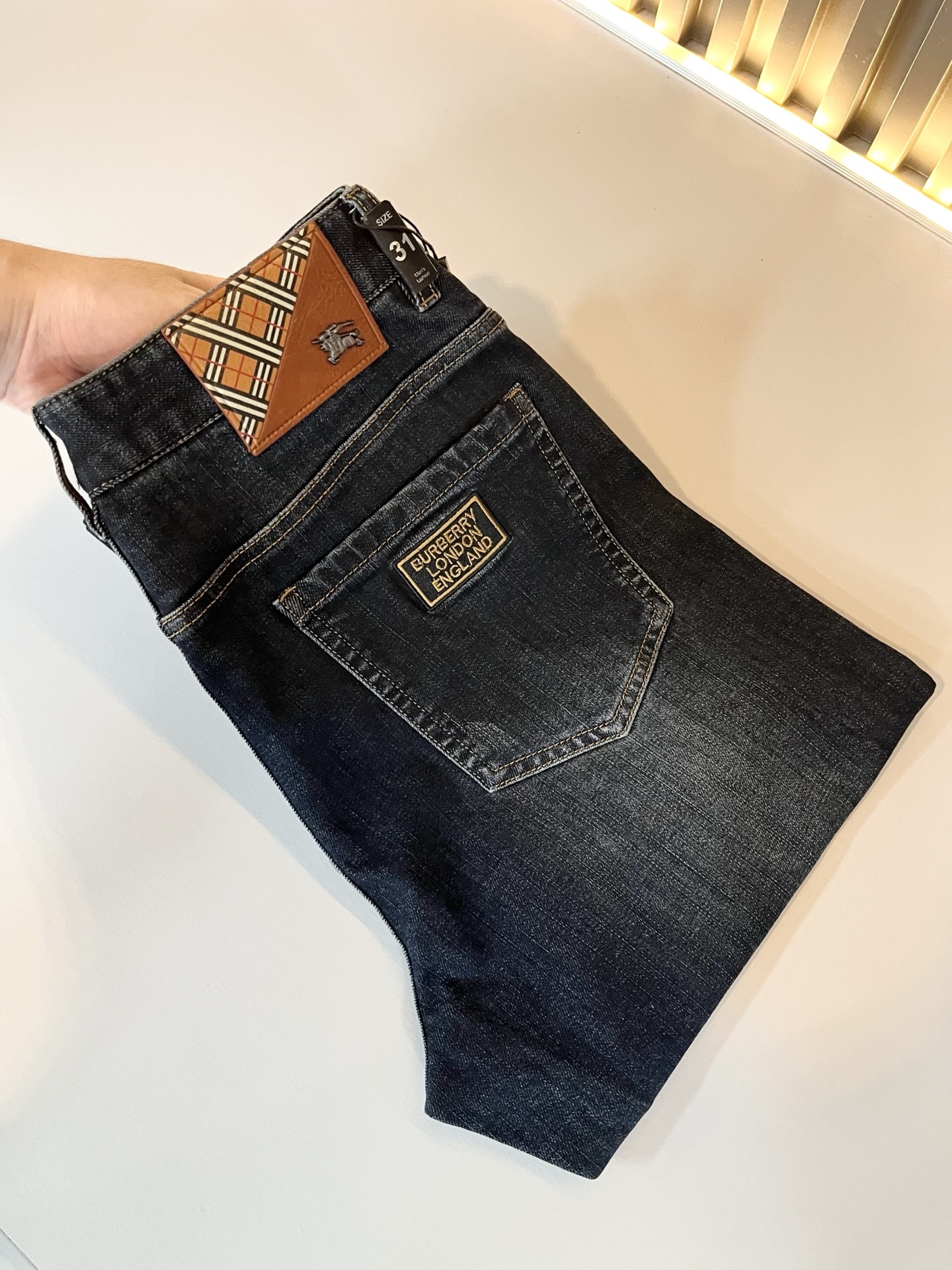 NO:473112,BURBER*Y Ba*li Spring and Summer 2025 New high-end casual and versatile jeans for men!  For BUR fans, such a grand classic design is enough to plant grass at a glance. It is the most handsome series among all BUR jeans this year. I only need to take a look and know that this will definitely be a hit product that has caused a sensation, and it is popular on the Internet. The classic slim three-dimensional tailoring style is equipped with the latest logo pattern waist brand craft design!  Very representative waist brand modification!  It simply and easily demonstrates the charm of the brand, and naturally presents specifications, grades, fashion and trendy effects. It matches the performance to easily create a high-end and high-end effect!  The top imported Japanese washing cowboy is made of cotton, and it is comfortable and breathable, and has a natural drape, which is suitable for all year round outfits!  !  This jeans are made of three-dimensional cut and straight-fitting style. The magic and practical wearability of the single match are understandable. Whether you are wearing daily clothes or appearing on the high street, it is the best choice. It is super charming!  It also demonstrates the authentic BUR original flavor, and it also perfectly shows its specifications and rank!  Obviously, this is a big and powerful product that you must collect. Whether you are a fan of BUR or not, you must collect this product and highly recommend it!  Size 29-40, Burberry, jeans, alexander wang19860909BURBER*Y巴*莉 2025春夏 新品男士高端休闲百搭牛仔裤！对于BUR粉丝来说,这样大气的经典设计足矣一眼种草,是今年BUR所有牛仔裤当中最帅的一个系列,我只需要看一眼就知道,这绝对会是一个引起轰动的爆款,而且全网风靡,经典的修身立体剪裁版型打造,配置了最新的logo图案腰牌工艺设计！极具代表性腰牌修饰！简单轻松的彰显出品牌魅力所在,自然而然的呈现规格,档次,时髦以及新潮效果,搭配性能满分,轻松穿出高级感与高端效果！顶级的进口日本洗水牛仔棉质打造,并舒适透气感满分,且垂感自然,适合一年四季的穿搭所需！！此款牛仔裤采用了立体裁剪小直筒版型打造,其单配魔力与实穿性是无可厚非的,不管你是日常穿搭还是高街出镜都是不二之选,超具魅力！更是彰显了地地道道的的BUR原味,同时也是完美的展现了其规格和段位所在！很显然,这是一款绝对要收的重磅好货,不管你是不是BUR的粉丝,此款你都必须要收,极力推荐的好货！尺码29-40,,burberry,jeans,alexander wang,Men's clothing