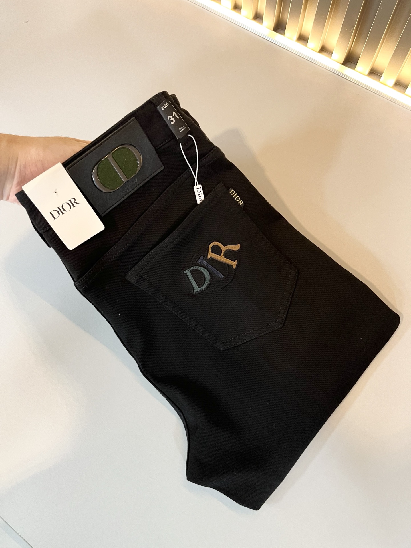 NO:473118,Dio*r Dijia 2025 spring and summer men's washing small straight jeans!  Trading company channel is awesome, with excellent quality, versatile versatile pants king in the fashion circle, European and American street photography mid-to-high frequency wear demonstration, leather waist brand logo design!  And it is a must-have item for luxury brands every season!  Very pure and minimalist design tone!  Adhering to the D family's consistent fashion proposition, it is quite eye-catching, and it demonstrates its ingenious craftsmanship and strongly posits its brand identity!  Customized Italian tannin fabrics are invincible in texture and have a charm, perfect style and tailoring, and excellent slimming effect. They can sweep the wardrobe and match any top set. They are widely compatible and casual, with full upper body shapes and invincible fashionable and versatile!  Size 29 -40,dior,dior,dior,jeans,alexander wang19860909Dio*r 迪家 2025春夏男士水洗小直筒牛仔裤！贸易公司渠道牛货,品相超赞,时尚圈万能的百搭裤王,欧美街拍中高频穿搭示范,皮革腰牌logo设计！且是奢侈品牌每季必出的单品！非常纯粹极简的设计基调！秉承了D家一贯的时尚主张,颇具看点,即彰显了匠心工艺又有力的标榜了品牌身份！客供意大利定制丹宁面料,质感无敌赞,颇具韵味,版型剪裁完美,提臀修身显瘦效果极佳,可横扫衣橱任何的上装搭配,兼容性广泛,休闲兼备,上身型款十足,无敌的时髦百搭神品！尺码29 -40,,dior,dior,dior,jeans,alexander wang,Men's clothing