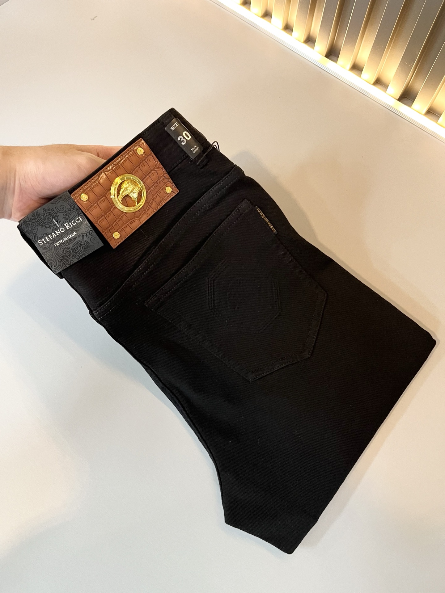 NO:478513,STEFANO RIC*I/Stephen Nicht 2025 spring and summer men's original single casual jeans, heavy recommendation!  Quality 'Niu Beer' This model uses original exclusive fabric!  The craftsmanship is top-notch, and the design of Eagle Head logo hardware decoration!  The three-dimensional sense is extremely stunning and stunning. The pattern is presented by the iconic brand pattern. It has a very distinctive and high-end and fashionable look, which strongly demonstrates the identity!  In addition, it has a lot of cotton feel, both comfort and breathability, extremely delicate touch, and excellent skin-friendly!  The details are perfect, with all kinds of exquisite and exquisite, with a strong sense of styling, full of upper body styles, and belongs to the unique type on the market!  Size 29-40, jeans,alexander wang19860909STEFANO RIC*I/史蒂芬.尼治 2025春夏男士原单休闲牛仔裤,重磅推荐！品质“牛啤” 此款所运用原版专属面料！还是工艺都堪称顶尖,设计鹰头logo五金修饰！立体感极强,视觉极其惊艳震撼,图案由标志性的品牌图案呈现,辨识度非常鲜明且高级时髦,有力彰显身份！此外棉感十足,舒适性与透气性兼备,触感极为细腻,亲肤性绝佳！细节完美如斯,各种精湛考究 造型感极强,上身型款十足,属于市面独一无二的类型！尺码29-40,,jeans,alexander wang,Men's clothing