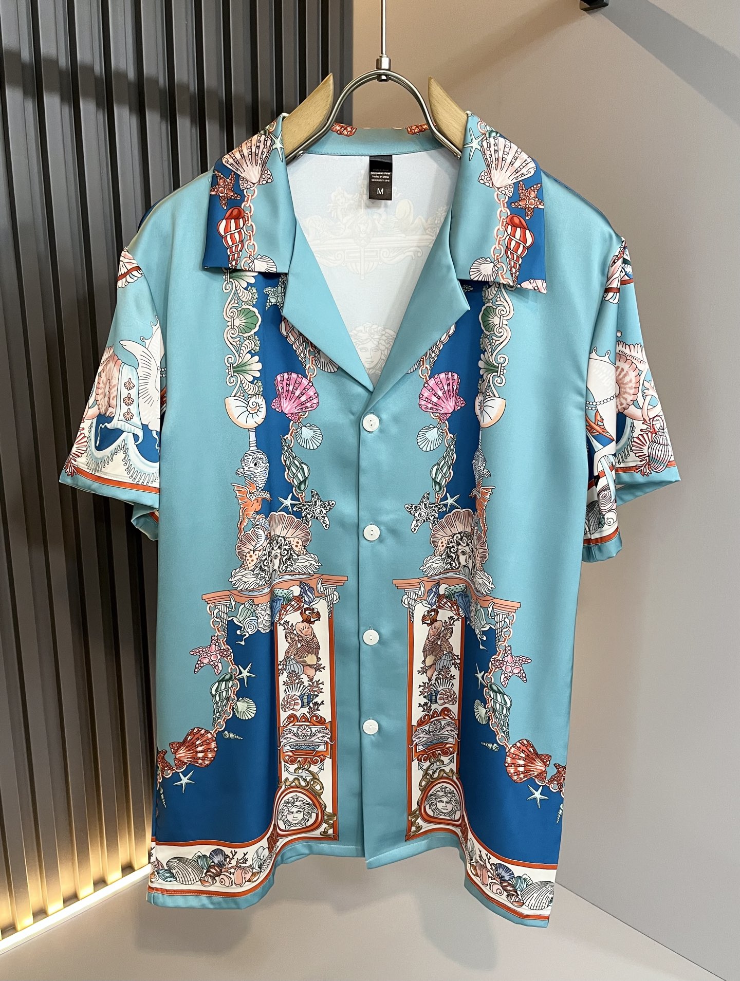 NO:473145,VERS*CE/Fan*zhe 2025 spring and summer new product original single pajama silk set VERS*CE/Fan*zhe Trading company channel product value recommendation, panoramic printed letter logo pattern decoration is extremely exquisite to highlight the gradient effect!  The heavy craftsmanship is created with a strong three-dimensional sense, and only advanced German equipment can produce it, highlighting the invincible visual luxury, with a very high craftsmanship level and a very important craftsmanship!  Customer-supplied imported silk fabrics, excellent skin-friendly, extremely perfect details, impeccable, excellent upper body effect, very eye-catching, unquestionable, excellent return rate, excellent items in the closet to improve vision, are very handsome, whether they are worn inside or alone. Size M-3XL, versace, real silk, alexander wang19860909VERS*CE/范*哲 2025春夏新品原单睡衣真丝套装VERS*CE/范*哲 贸易公司渠道 产品 值的推荐 ,全景印花字母logo图案装饰极为精致凸显渐变效果！重磅工艺打造,立体感极强,唯有德国先进设备方能制作,凸显了视觉无敌的震撼奢华,工艺水准极高,非常重工匠心！客供进口真丝面料,亲肤性绝佳,细节极致完美,无可挑剔,上身效果非常出色,非常招眼吸睛,回头率毋庸置疑,衣橱里改良视觉的绝佳单品,无论内搭还是单穿都爆帅十足.尺码M-3XL,,versace,real silk,alexander wang,Men's clothing