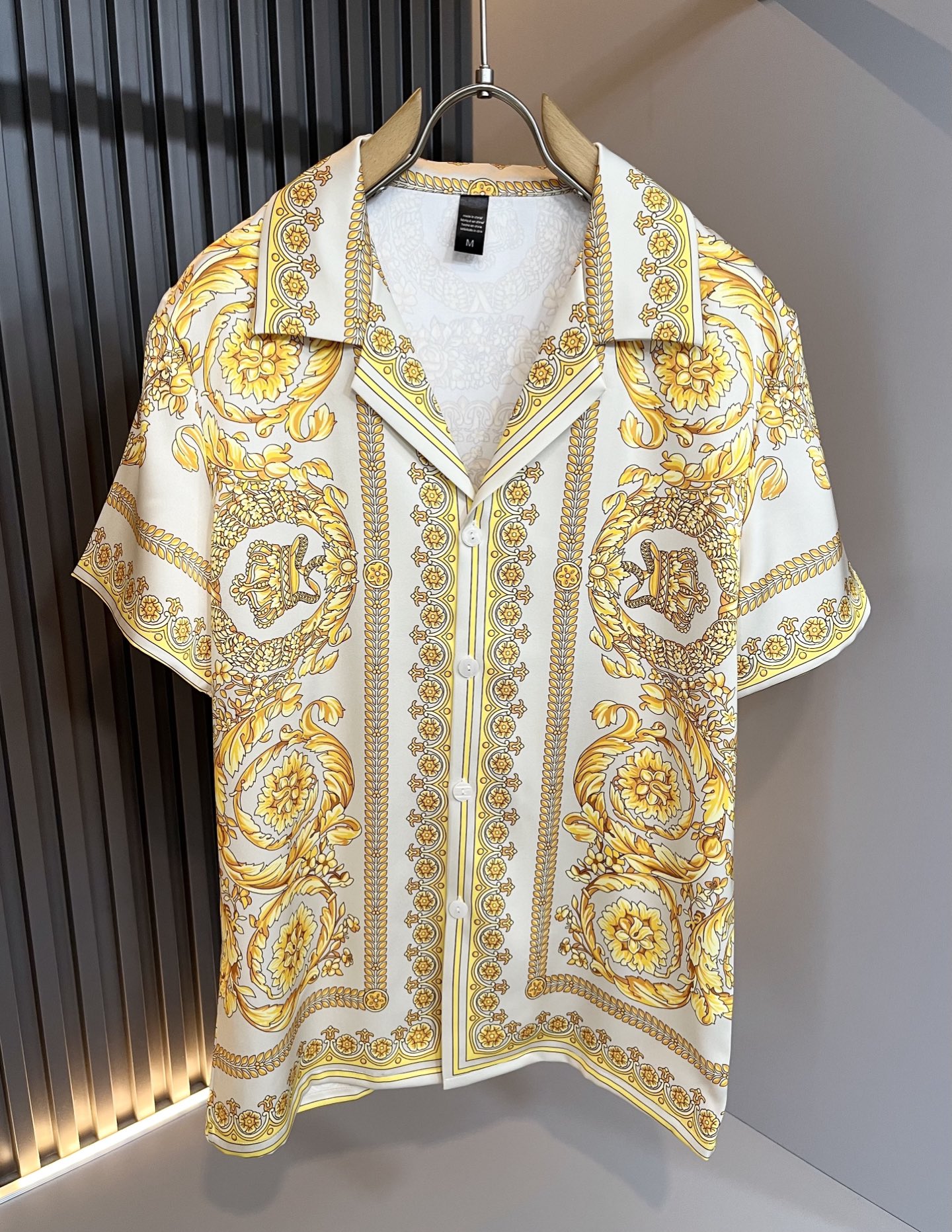 NO:473107,VERS*CE/Fan*zhe 2025 spring and summer new product original single pajama silk set VERS*CE/Fan*zhe Trading company channel product value recommendation, panoramic printed letter logo pattern decoration is extremely exquisite to highlight the gradient effect!  The heavy craftsmanship is created with a strong sense of three-dimensionality, and only advanced German equipment can be made, highlighting the invincible visual luxury, with a very high craftsmanship level and a very important craftsmanship!  Customer-supplied imported silk fabrics, excellent skin-friendly, extremely perfect details, impeccable, excellent upper body effect, very eye-catching, unquestionable, excellent return rate, excellent items in the closet to improve vision, are very handsome, whether they are worn inside or alone. Size M-3XL, versace, real silk, alexander wang19860909VERS*CE/范*哲 2025春夏新品原单睡衣真丝套装VERS*CE/范*哲 贸易公司渠道 产品 值的推荐 ,全景印花字母logo图案装饰极为精致凸显渐变效果！重磅工艺打造,立体感极强,唯有德国先进设备方能制作,凸显了视觉无敌的震撼奢华,工艺水准极高,非常重工匠心！客供进口真丝面料,亲肤性绝佳,细节极致完美,无可挑剔,上身效果非常出色,非常招眼吸睛,回头率毋庸置疑,衣橱里改良视觉的绝佳单品,无论内搭还是单穿都爆帅十足.尺码M-3XL,,versace,real silk,alexander wang,Men's clothing