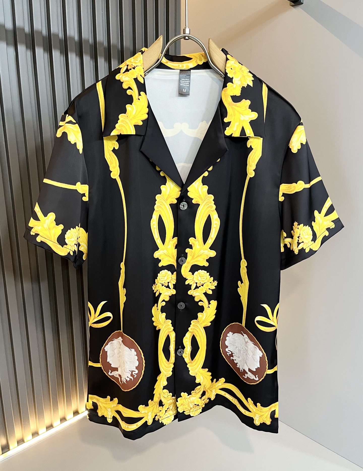 NO:500839,VERS*CE/Fan*zhe 2025 spring and summer new product original single pajama silk set VERS*CE/Fan*zhe Trading company channel product value recommendation, panoramic printed letter logo pattern decoration is extremely exquisite to highlight the gradient effect!  The heavy craftsmanship is created with a strong three-dimensional sense, and only advanced German equipment can produce it, highlighting the invincible visual luxury, with a very high craftsmanship level and a very important craftsmanship!  Customer-supplied imported silk fabrics, excellent skin-friendly, extremely perfect details, impeccable, excellent upper body effect, very eye-catching, unquestionable, excellent return rate, excellent items in the closet to improve vision, are very handsome, whether they are worn inside or alone. Size M-3XL, versace, real silk, alexander wang19860909VERS*CE/范*哲 2025春夏新品原单睡衣真丝套装VERS*CE/范*哲 贸易公司渠道 产品 值的推荐 ,全景印花字母logo图案装饰极为精致凸显渐变效果！重磅工艺打造,立体感极强,唯有德国先进设备方能制作,凸显了视觉无敌的震撼奢华,工艺水准极高,非常重工匠心！客供进口真丝面料,亲肤性绝佳,细节极致完美,无可挑剔,上身效果非常出色,非常招眼吸睛,回头率毋庸置疑,衣橱里改良视觉的绝佳单品,无论内搭还是单穿都爆帅十足.尺码M-3XL,,versace,real silk,alexander wang,Men's clothing