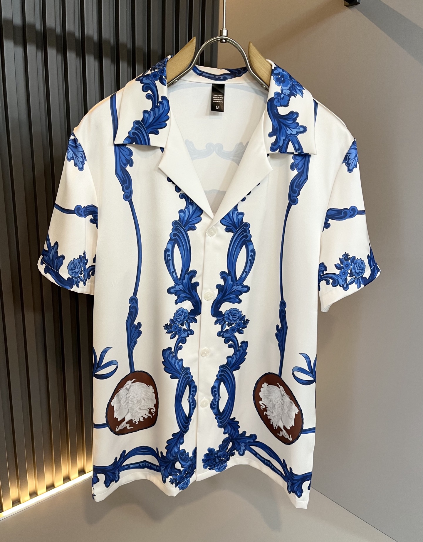 NO:473125,VERS*CE/Fan*zhe 2025 spring and summer new product original single pajama silk set VERS*CE/Fan*zhe Trading company channel product value recommendation, panoramic printed letter logo pattern decoration is extremely exquisite to highlight the gradient effect!  The heavy craftsmanship is created with a strong sense of three-dimensionality, and only advanced German equipment can be made, highlighting the invincible visual luxury, with a very high craftsmanship level and a very important craftsmanship!  Customer-supplied imported silk fabrics, excellent skin-friendly, extremely perfect details, impeccable, excellent upper body effect, very eye-catching, unquestionable, excellent return rate, excellent items in the closet to improve vision, are very handsome, whether they are worn inside or alone. Size M-3XL, versace, real silk, alexander wang19860909VERS*CE/范*哲 2025春夏新品原单睡衣真丝套装VERS*CE/范*哲 贸易公司渠道 产品 值的推荐 ,全景印花字母logo图案装饰极为精致凸显渐变效果！重磅工艺打造,立体感极强,唯有德国先进设备方能制作,凸显了视觉无敌的震撼奢华,工艺水准极高,非常重工匠心！客供进口真丝面料,亲肤性绝佳,细节极致完美,无可挑剔,上身效果非常出色,非常招眼吸睛,回头率毋庸置疑,衣橱里改良视觉的绝佳单品,无论内搭还是单穿都爆帅十足.尺码M-3XL,,versace,real silk,alexander wang,Men's clothing