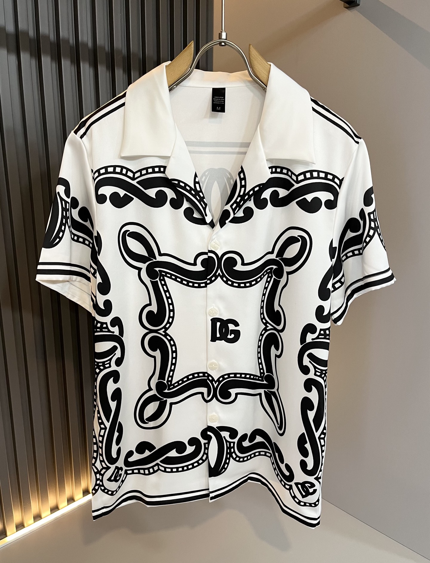 NO:473130,Dolce&Gabba*a 2025 spring and summer new men and women pajamas set, released simultaneously in the counter!  Customized exclusive silk cotton fabric, with letter logo pattern printing technology design on the chest!  Simple and generous, calm and versatile, extremely high-end, perfectly integrated with fashion and style, a top fashionable style that perfectly suits the outside wear!  The overall feeling is natural!  The ultimate classic versatile short-sleeved T-shirt, the ultimate heavy industry and the ultimate perfection!  Fans who pursue high quality are please buy them by themselves, and all fans who know the goods are invited to appreciate this model together!  !  Size M-3XL, Dolce & Gabbana, Dolce & Gabbana, T-shirt,tees, t-shirt,alexander wang19860909Dolce&Gabba*a 杜嘉*纳2025春夏新款男女同款睡衣套装,专柜同步发售！定制专属丝绸棉面料,胸前字母logo图案印花工艺设计！简约大方,从容百搭,档次极高,完美融入时尚还有风情感一款完美符合外穿的顶尖时髦气质款！整体给人浑然天成的感觉！极致经典的百搭型短袖T恤,极致的重工极致的完美！追求高品质的粉丝们请自行抢购,诚邀所有识货的粉丝一同鉴赏此款！！尺码M-3XL,,Dolce&Gabbana,Dolce&Gabbana,T-shirt,tees，t-shirt,alexander wang,Men's clothing