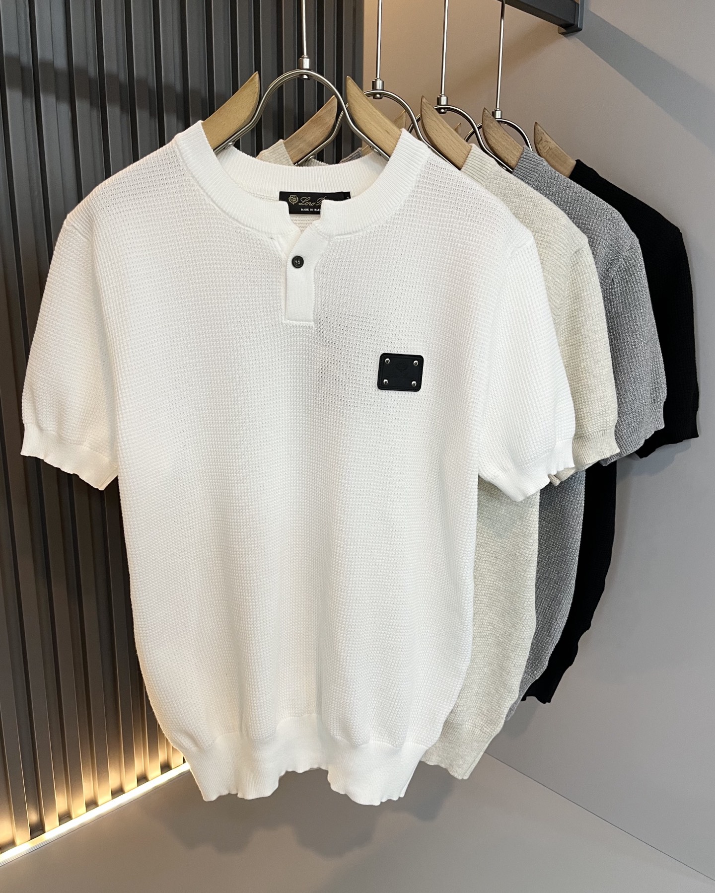 NO:473104,Loro Piana Nuoyou Pianya The latest trade order knitted short-sleeved T-shirt for men in spring and summer 2025, full quality!  !  The upper body is comfortable and breathable, not stiff, and the overall body has a rich three-dimensional feeling, quality export orders, and leather logo pattern design on the chest!  Customized exclusive knitted fabric tailoring to meet the simple needs of commuters for dressing. The upper body works well, looks slim and is not picky about the figure. The fabric workmanship is impeccable. Only good craftsmanship and good fabrics can make you feel good. It is a must-have item for everyone!  Size M-4XL, loro piana, T-shirt,tees, t-shirt,alexander wang19860909Loro Piana诺悠翩雅 2025春夏男士最新的贸易订单针织短袖T恤,全品相！！上身舒适透气,不僵硬,整体有着丰富的立体感,品质出口订单,胸前皮革logo图案设计！定制专属针织面料剪裁,满足通勤人们对于着装的简约需求,上身效果很好,显瘦,不挑剔身材.面料做工....无可挑剔,好工艺好面料才能穿出好品味一款,人手必备单品！尺码M-4XL,,loro piana,T-shirt,tees，t-shirt,alexander wang,Men's clothing