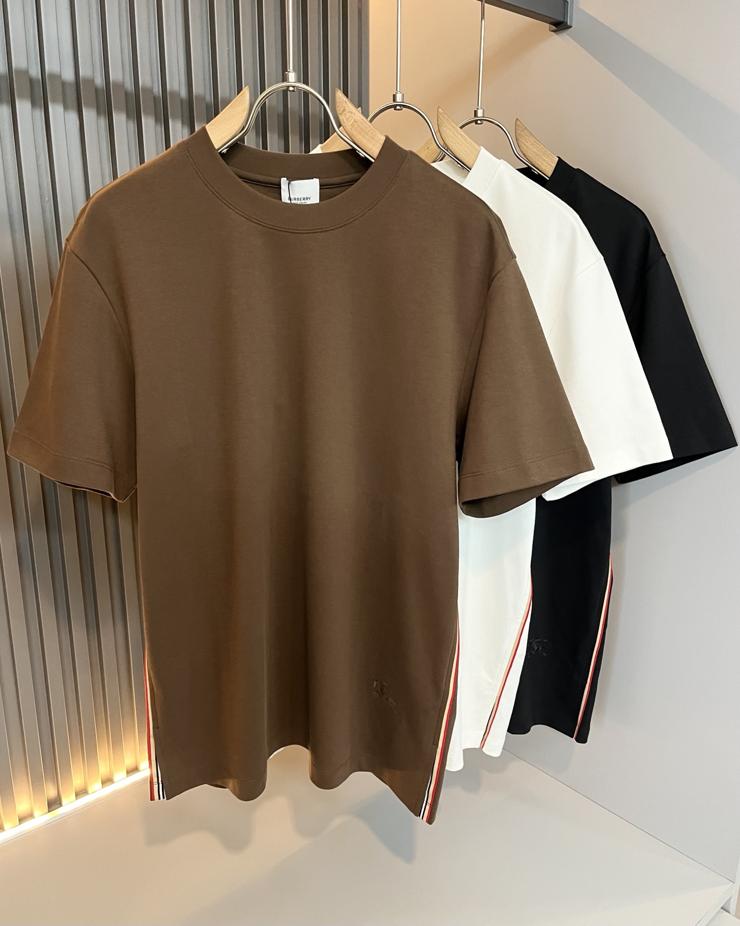 NO:473140,BURBER*Y Ba*li's new spring and summer 2025 short-sleeved T-shirt for men and women, is coming, and is made of a popular environmentally friendly pure cotton fabric recently. It is a high-end outdoor sports and leisure series, which is very popular in sports!  BUR's latest special material, hem logo logo pattern embroidery design!  Fabric is also called memory cloth, which refers to fabrics with morphological memory functions. It instantly kills all versions on the market. It can only be said that it is not a level at all. Whether it is material, detail restoration and craftsmanship, you are not afraid of any challenges. Just to contribute wonderful products to everyone. As always, it is consistent. A style that implements the core concept of BUR will be closely tied to fashion, always maintaining perfection, a simple but not simple design style perfectly meets the outfit you need in daily life. Size: M-5XL, burberry, T-shirt, tees, t-shirt, alexander wang19860909BURBER*Y巴*莉2025春夏新品男女同款短袖T恤,重磅来袭,最近比较火热的环保纯棉面料制作而成,高端户外运动休闲系列,非常火热运动风潮！BUR最新研发的特殊材质,下摆标志logo图案刺绣设计！面料也叫记忆布,是指具有形态记忆功能的面料,秒杀市面上一切版本,只能说根本就不是一个级别的存在,不管是材质还是细节还原度以及工艺制作方面,不惧任何挑战,只为给大家奉献绝妙产物一如既往,始终如一,贯彻了BUR核心理念的一个款式将与时尚紧紧的捆绑在一起,时刻保持完美,简约而不简单的的设计风格,完美的满足了你日常所需要的穿搭.尺码:M-5XL,,burberry,T-shirt,tees，t-shirt,alexander wang,Men's clothing