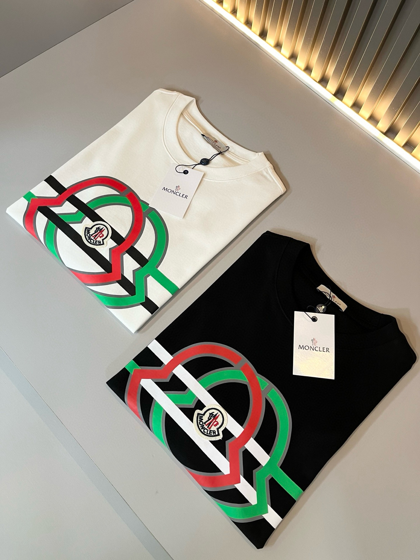 NO:473135,Gucc* Gujia 2025 spring and summer new style for men and women couples casual loose cotton round neck short-sleeved T-shirt!  Trading companies have sparse channels and are released on the official website at the same time!  The latest series of spring and summer 2025, classic fashion design elements, injecting full vitality into the new series. This T-shirt is carefully selected for imported cotton fabrics. The fabric feels skin-friendly and soft and delicate, and the body is panoramic logo printing design!  It has an extremely comfortable and breathable wearing experience. The whole item is very eye-catching and fashionable, and is deeply loved by young people today!  The loose round neck cut is a neutral style regardless of age and gender, suitable for matching all the styles and looks you need in your daily life!  It is recommended to wear couple outfits to go out on the street to make it more pleasing to the eye!  Size M-3XL, gucci, gucci, T-shirt, tees, t-shirt, alexander wang19860909Gucc*古家 2025春夏新款男女同情侣款休闲宽松棉质圆领短袖T恤衫！贸易公司渠道稀出,同步官网发售 ！ 2025春夏最新系列,经典时尚设计元素,为全新系列注入满满活力,这款T恤衫用心甄选客供进口棉面料制成,面料手感亲肤柔软细腻,衣身全景logo印花设计！拥有着无比舒适透气性的穿着体验,整件单品极具吸睛度与时尚感,深受当下年轻人的喜爱！基础宽松的圆领版型裁剪,不分年龄与性别的中性款式,适合搭配你日常所需的所有风格与造型！建议搭配情侣装出街会更为养眼出色！尺码M-3XL,,gucci,gucci,T-shirt,tees，t-shirt,alexander wang,Men's clothing