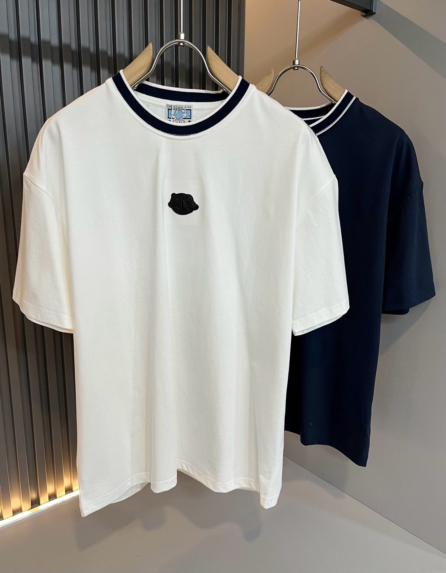 NO:473100,Dio*Dijia 2025 spring and summer new short-sleeved T-shirt for men and women, and the counter is available at the same time!  Customized exclusive 260g pure cotton fabric, customized original craft threads, panoramic logo pattern design!  Simple and generous, calm and versatile, extremely high-end, perfectly integrated with fashion and style, a top fashionable style that perfectly suits the outside wear!  The overall feeling is natural!  The ultimate classic versatile short-sleeved T-shirt is designed with the latest three-dimensional letter logo elements!  The ultimate perfection of heavy industry!  Fans who pursue high quality are please buy them by themselves, and all fans who know the goods are invited to appreciate this model together!  !  Size M-3XL, dior,dior,T-shirt,tees,t-shirt,alexander wang19860909Dio*迪家 2025春夏新款男女同款短袖T恤,专柜同步发售！定制专属260克纯棉面料,定制原版工艺螺纹,全景logo图案设计！简约大方,从容百搭,档次极高,完美融入时尚还有风情感一款完美符合外穿的顶尖时髦气质款！整体给人浑然天成的感觉！极致经典的百搭型短袖T恤,采用最新的立体字母logo元素设计！极致的重工极致的完美！追求高品质的粉丝们请自行抢购,诚邀所有识货的粉丝一同鉴赏此款！！尺码M-3XL,,dior,dior,T-shirt,tees，t-shirt,alexander wang,Men's clothing