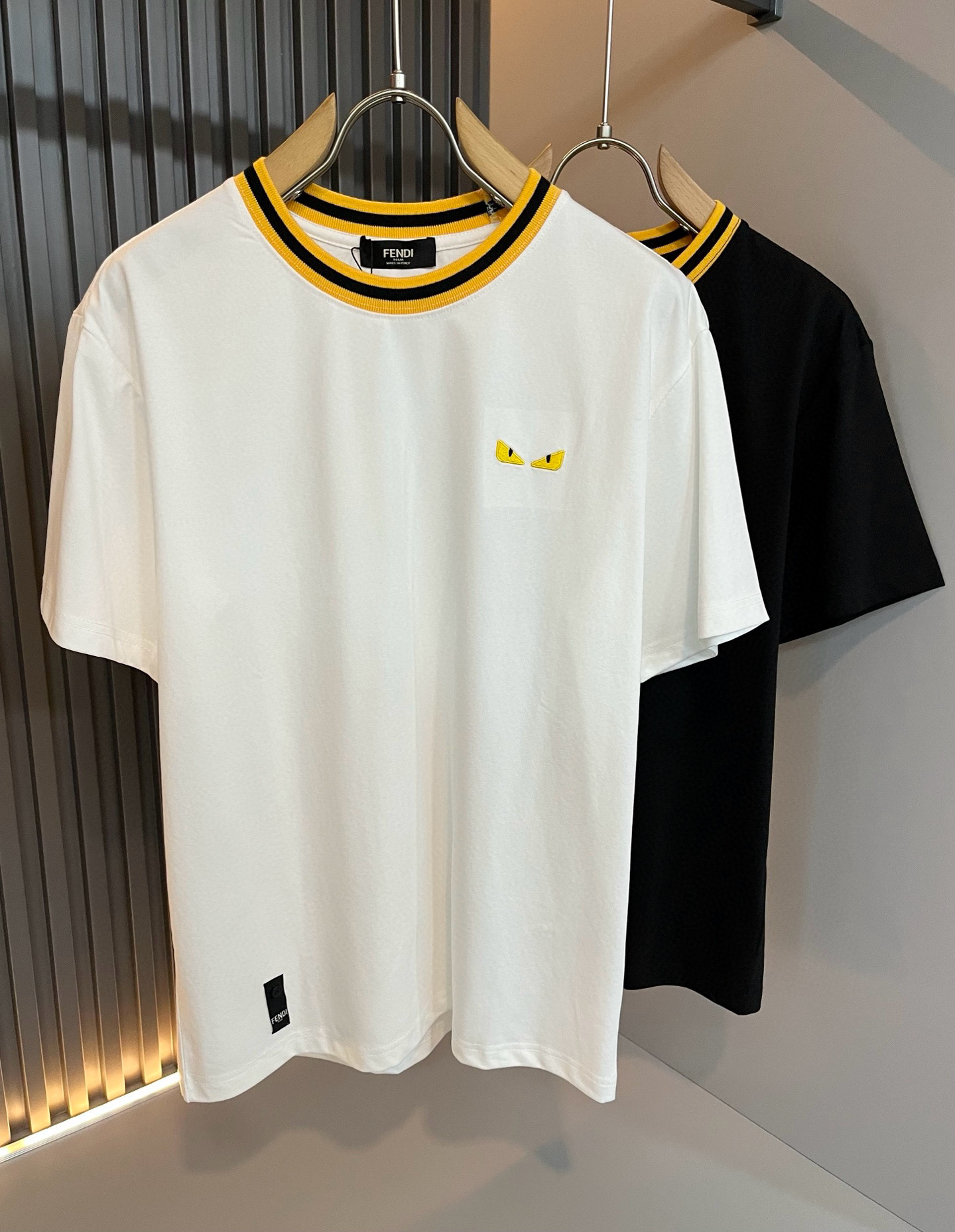 NO:475584,FEN*I FEN*Di's new spring and summer 2025 FD family FF men and women short-sleeved T-shirt, versatile and minimalist short-sleeved shirts for men and women. Original Italian orders, popular FD family items, simple and pure colors. The FD family's enduring iconic products, high-quality products with full representation and full specifications, and high-quality products that all FD fans are worth buying!  Pure Yidian channel orders, high-end and popular products from the FD family, very popular items at the moment, and embroidery decoration of the iconic letter logo pattern!  High-end goods worth keeping and giving away to others!  It is trendy and beautiful, with a full sense of trendy atmosphere, and has a very high level and specifications. It uses a very classic black and white color combination, giving people a strong visual impact and has a very high recognition. It is top-quality exclusive pure cotton fabric, created with a soft, delicate and comfortable touch, and has a very high-end and classy appearance!  Perfectly interprets the charm of the brand and leaves a deep impression. It is more fashionable and charming. It has simple, elegant and fashionable upper body, and is even more stressful for outfits!  The inner wear alone is very delicious and beautiful scenery that cannot be ignored!  Size M-3XL, fendi,dior,T-shirt,tees,t-shirt,alexander wang19860909FEN*I 芬*迪2025春夏新款FD家族FF男女同款短袖T恤,男女同款百搭极简短袖.意大利原厂订单,FD家族人气单品,简约纯色系打造.FD家族经久不衰的标志性臻品,代表性十足,规格感十足的精品,所有FD粉丝都值得抢购的精品！纯正意代渠道订单,FD家族的高奢人气爆款产物,当下十分火爆的单品,标志性字母logo图案刺绣修饰！值得自留和送人的高端货！新潮又好看,潮流气息感十足,档次规格感极高,并且采用十分经典的的黑白双色搭配,给人的视觉冲击感相当强烈,有着极高的辨识度,顶级专属纯棉面料,打造,触感柔软细腻舒适,品相相当高级有档次！完美诠释品牌魅力,给人留下深刻印象.更具时尚与韵味,上身简约大方时尚,对于穿搭更是毫无压力！单穿内搭都极有味道,不可忽视的靓丽风景线！ 尺码M-3XL,,fendi,dior,T-shirt,tees，t-shirt,alexander wang,Men's clothing