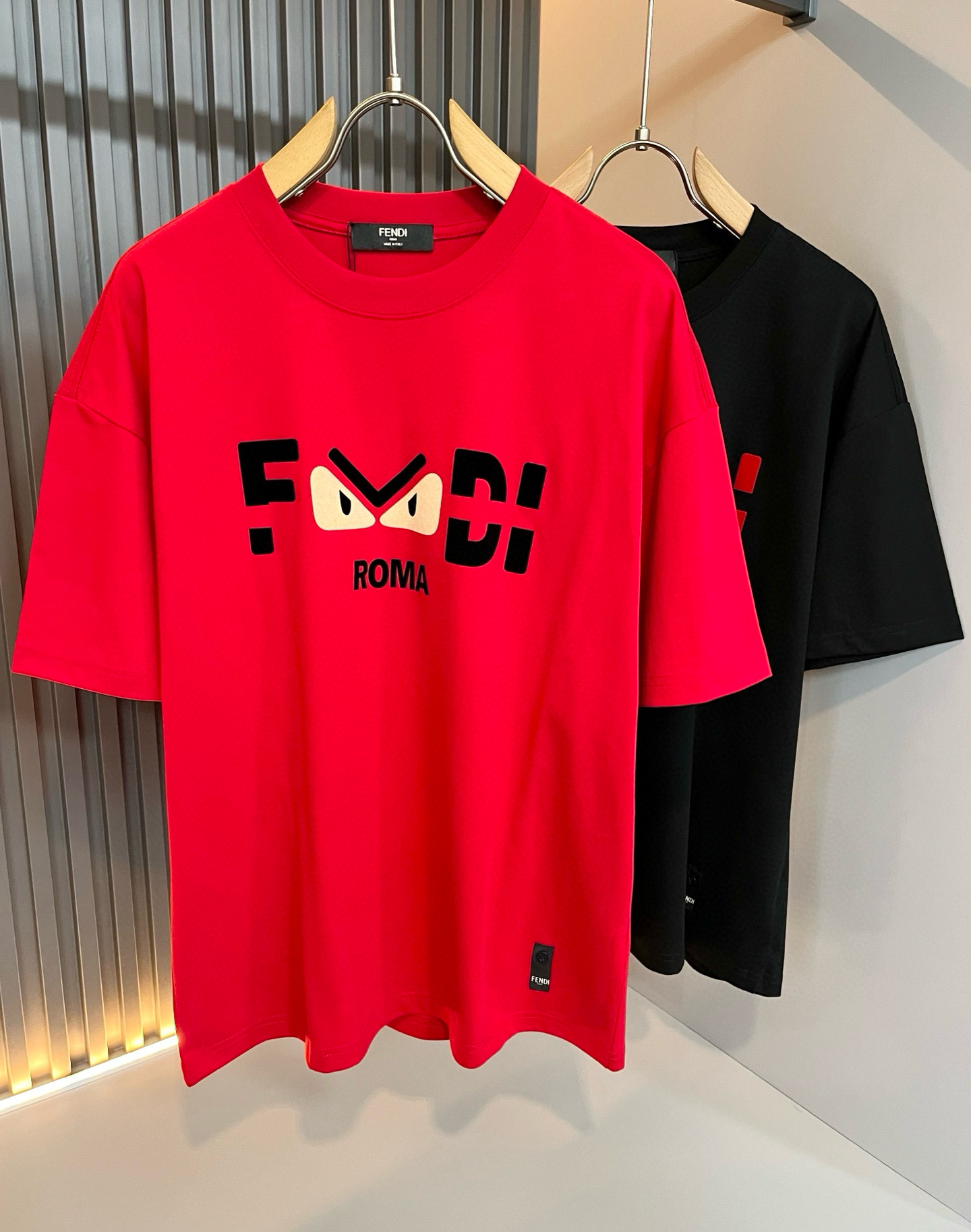 NO:473113,FEN*I FEN*Di's new spring and summer 2025 FD family FF men and women short-sleeved T-shirt, versatile and minimalist short-sleeved shirts for men and women. Original Italian orders, popular FD family items, simple and pure colors. The FD family's enduring iconic products, high-quality products with full representation and full specifications, and high-quality products that all FD fans are worth buying!  Pure Yidian channel orders, high-end and popular products from the FD family, very popular items at the moment, and iconic letter logo pattern velvet modification!  High-end goods worth keeping and giving away to others!  It is trendy and beautiful, with a full sense of trendy atmosphere, and has a very high level and specifications. It uses a very classic black and white color combination, giving people a strong visual impact and has a very high recognition. It is top-quality exclusive pure cotton fabric, created with a soft, delicate and comfortable touch, and has a very high-end and classy appearance!  Perfectly interprets the charm of the brand and leaves a deep impression. It is more fashionable and charming. It has simple, elegant and fashionable upper body, and is even more stressful for outfits!  The inner wear alone is very delicious and beautiful scenery that cannot be ignored!  Size M-3XL, fendi,dior,T-shirt,tees,t-shirt,alexander wang19860909FEN*I 芬*迪2025春夏新款FD家族FF男女同款短袖T恤,男女同款百搭极简短袖.意大利原厂订单,FD家族人气单品,简约纯色系打造.FD家族经久不衰的标志性臻品,代表性十足,规格感十足的精品,所有FD粉丝都值得抢购的精品！纯正意代渠道订单,FD家族的高奢人气爆款产物,当下十分火爆的单品,标志性字母logo图案压绒修饰！值得自留和送人的高端货！新潮又好看,潮流气息感十足,档次规格感极高,并且采用十分经典的的黑白双色搭配,给人的视觉冲击感相当强烈,有着极高的辨识度,顶级专属纯棉面料,打造,触感柔软细腻舒适,品相相当高级有档次！完美诠释品牌魅力,给人留下深刻印象.更具时尚与韵味,上身简约大方时尚,对于穿搭更是毫无压力！单穿内搭都极有味道,不可忽视的靓丽风景线！ 尺码M-3XL,,fendi,dior,T-shirt,tees，t-shirt,alexander wang,Men's clothing