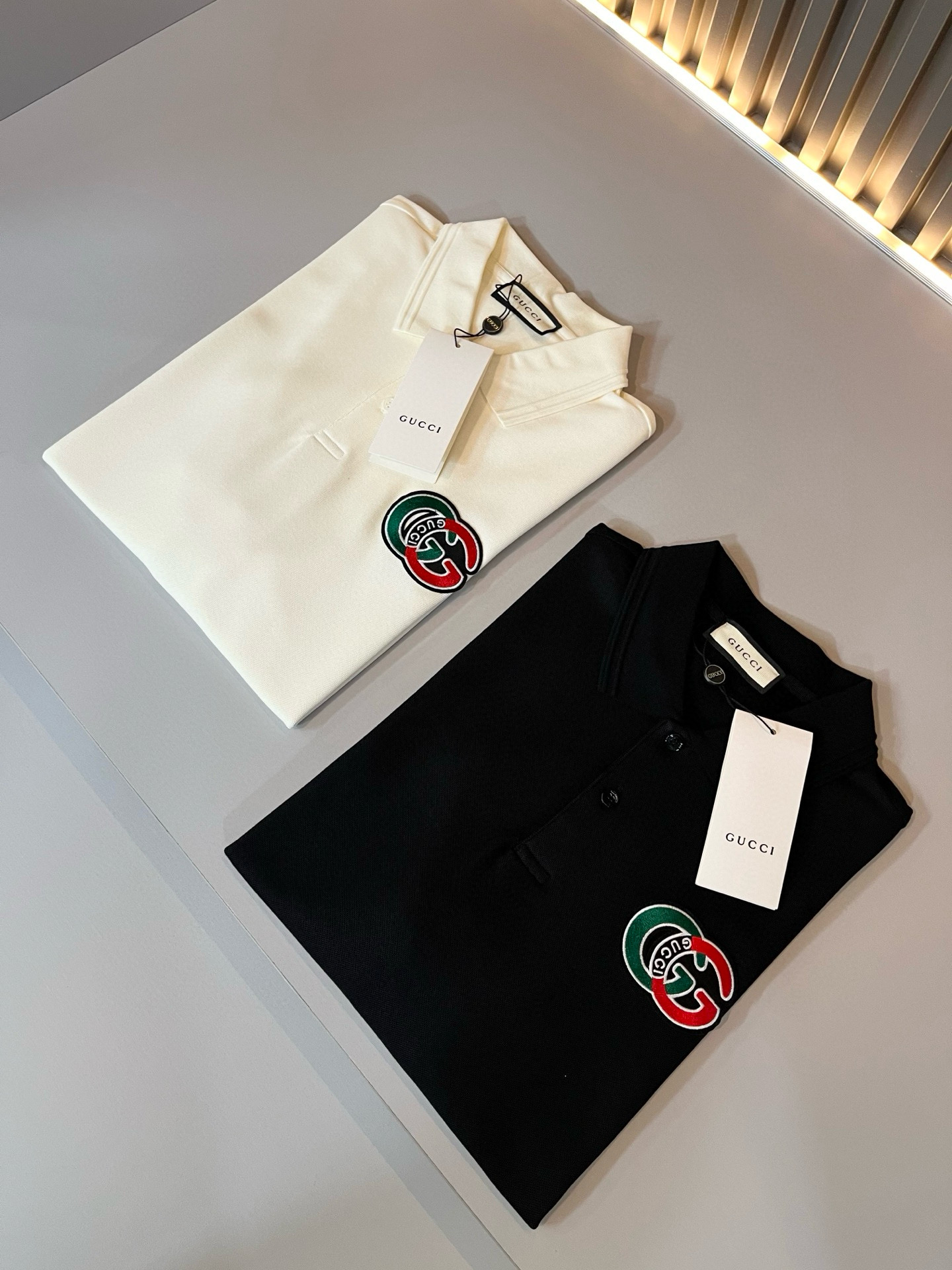 NO:475619,GUC*I Gujia's new short-sleeved Polo shirt in spring and summer 2025 has been sold on the trading company and is released simultaneously on the official website!  G Home Spring and Summer Series Couples are launched, with chest logo embroidery design!  The fabric is breathable and has a certain sense of self-weight. Customized original imported top-grade bead floor cotton fabric!  It is breathable and comfortable to wear with close body, beautiful colors, eye-catching and fashionable. The unique patterns can definitely make you outstanding among the crowd!  The upper body effect is age-reducing and versatile. It can easily get daily casual outfits for both men and women!  Size M-3XL, gucci, gucci, gucci, T-shirt, alexander wang19860909GUC*I 古家2025春夏新款短袖Polo衫,贸易公司渠道稀出,同步官网发售！G家春夏系列情侣上线,胸前logo刺绣设计！面料透气有一定的自重感,定制原版进口顶级珠地棉面料！贴身穿着透气亲肤舒适,色彩靓丽、吸睛时髦度爆棚,与众不同的图案绝对可以让你在人群中出彩万分！上身效果减龄又百搭,轻松Get起日常休闲穿搭,男女皆可轻松驾驭！尺码M-3XL,,gucci,gucci,gucci,T-shirt,alexander wang,Men's clothing